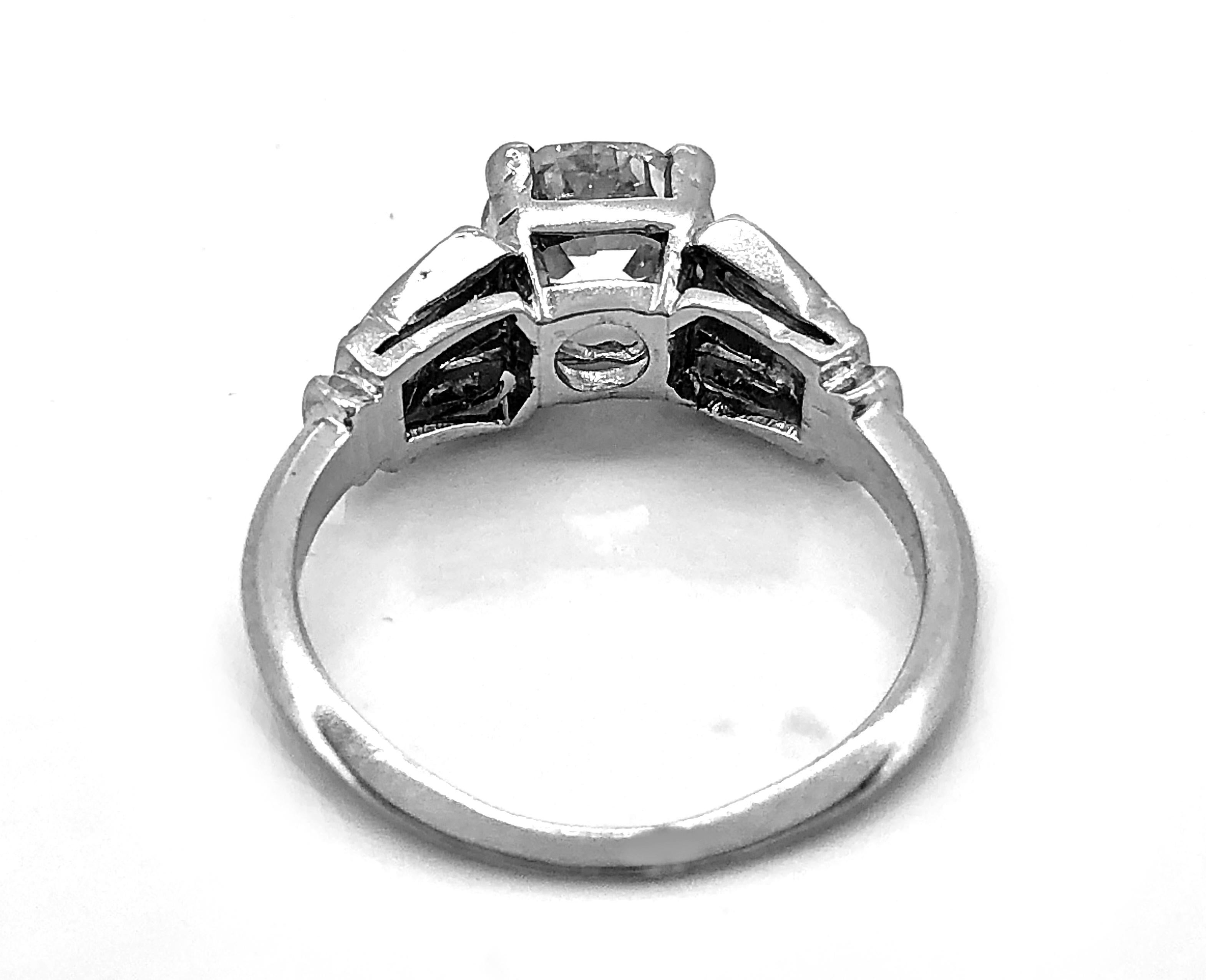 Women's Art Deco 1.05 Carat Diamond Platinum Engagement Ring For Sale
