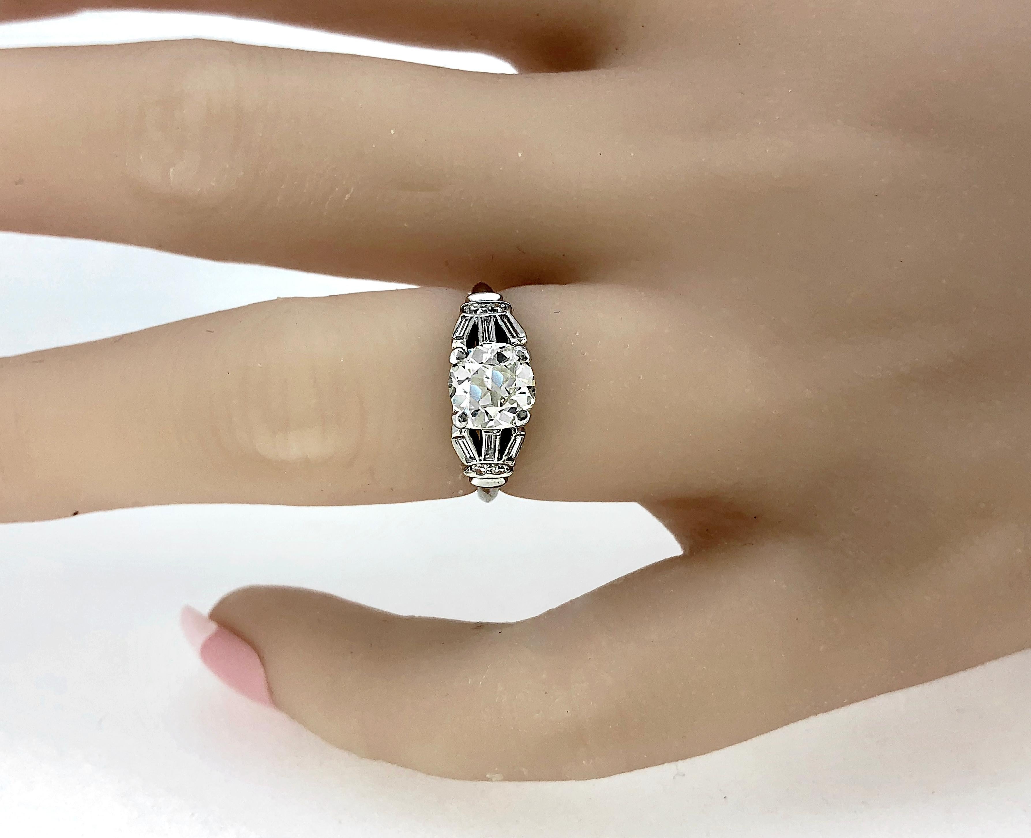 Art Deco 1.05 Carat Diamond Platinum Engagement Ring For Sale 1