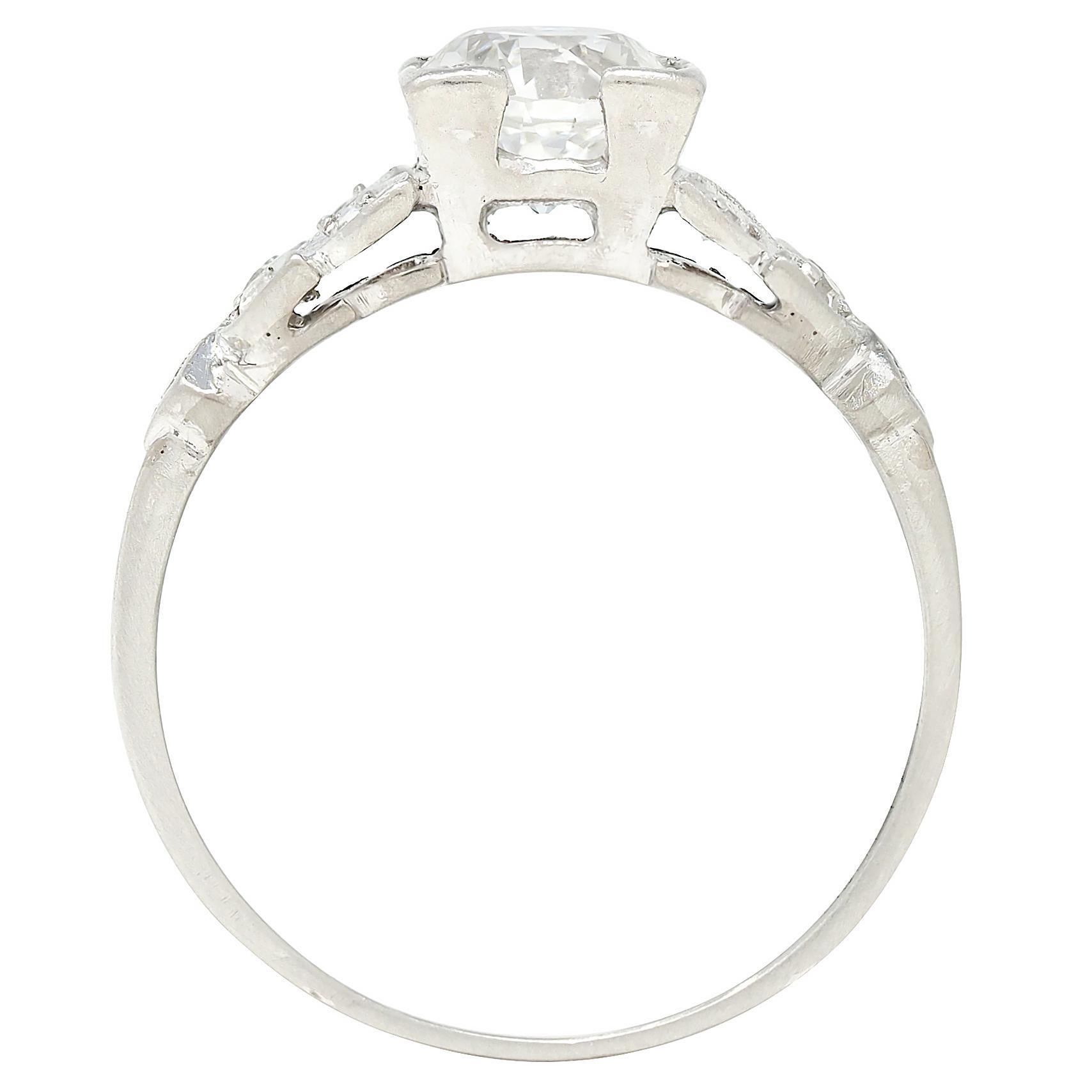 Donna Anello di fidanzamento Art Deco con diamante europeo antico da 1.05 CTW e platino con foglie vintage in vendita