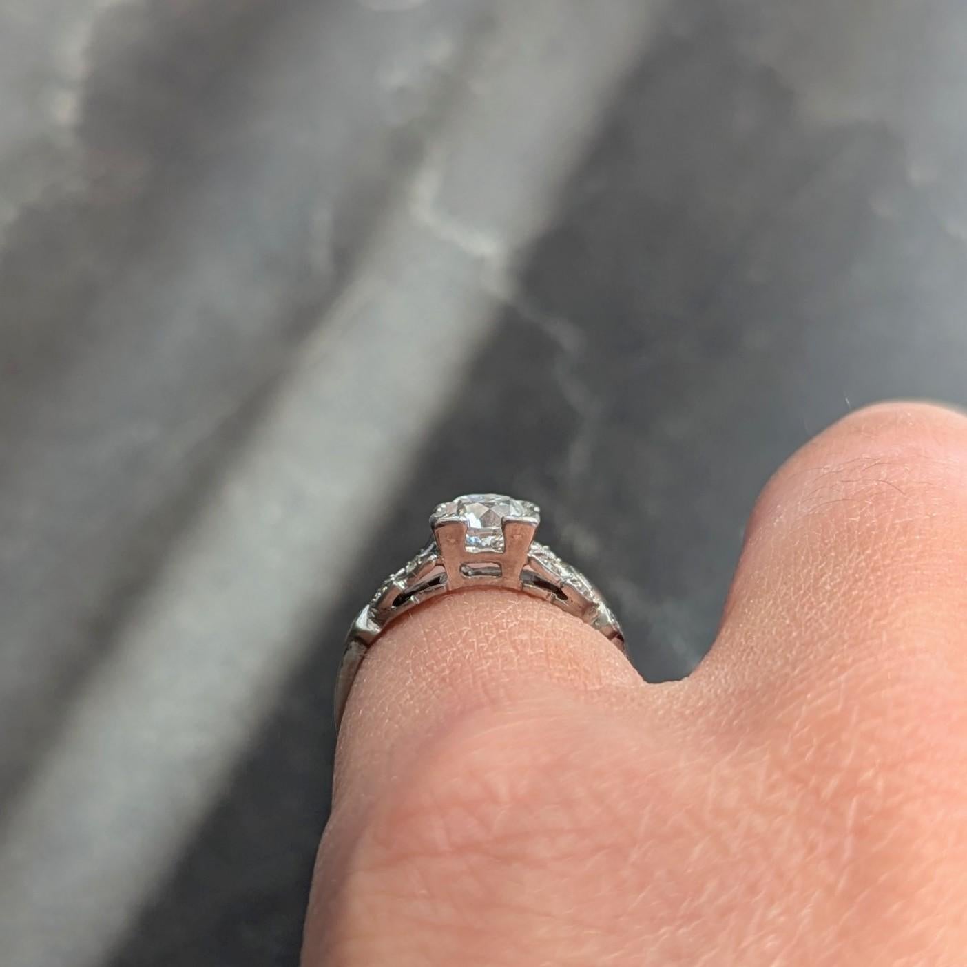 Anello di fidanzamento Art Deco con diamante europeo antico da 1.05 CTW e platino con foglie vintage in vendita 2