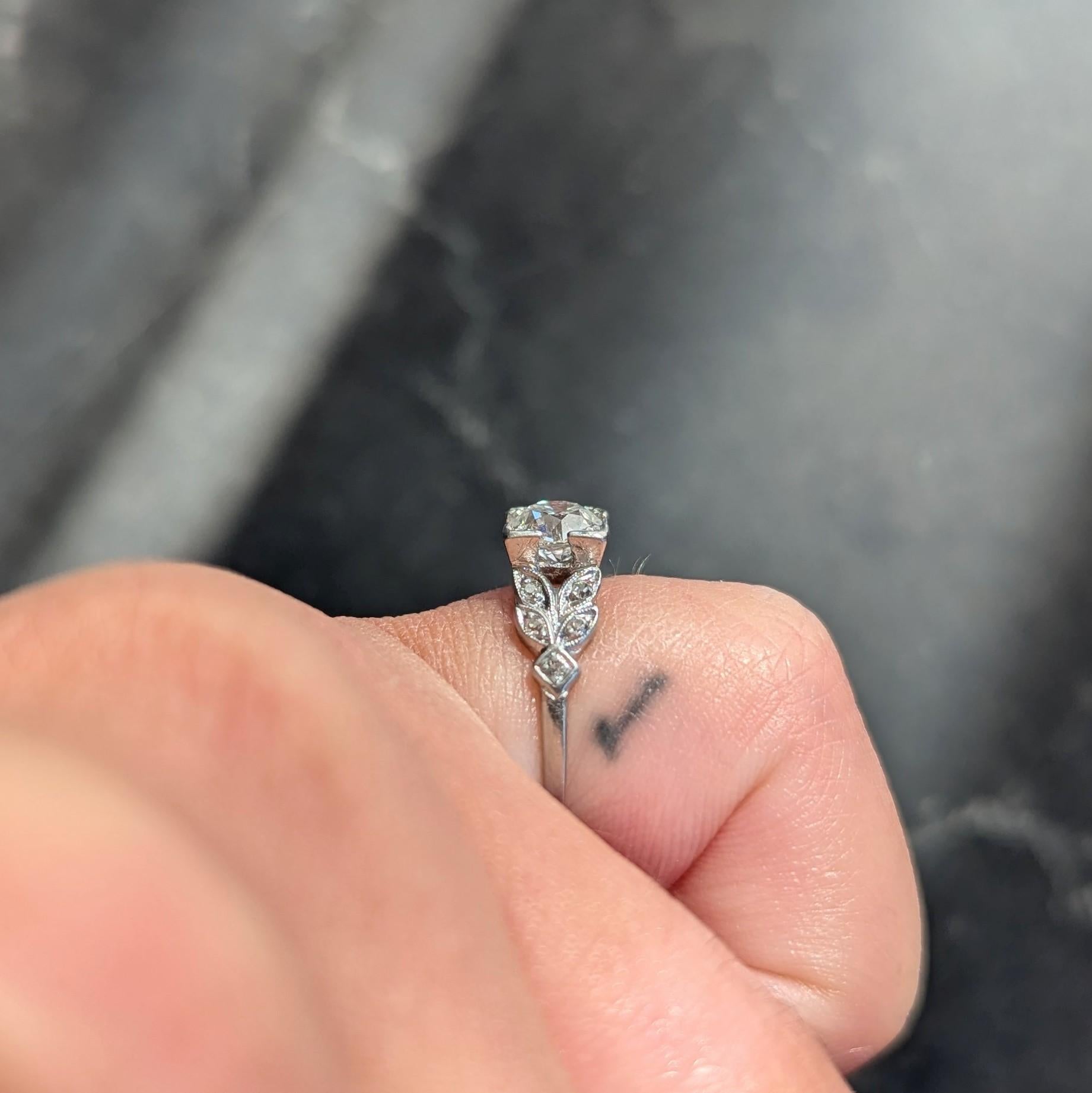 Anello di fidanzamento Art Deco con diamante europeo antico da 1.05 CTW e platino con foglie vintage in vendita 3