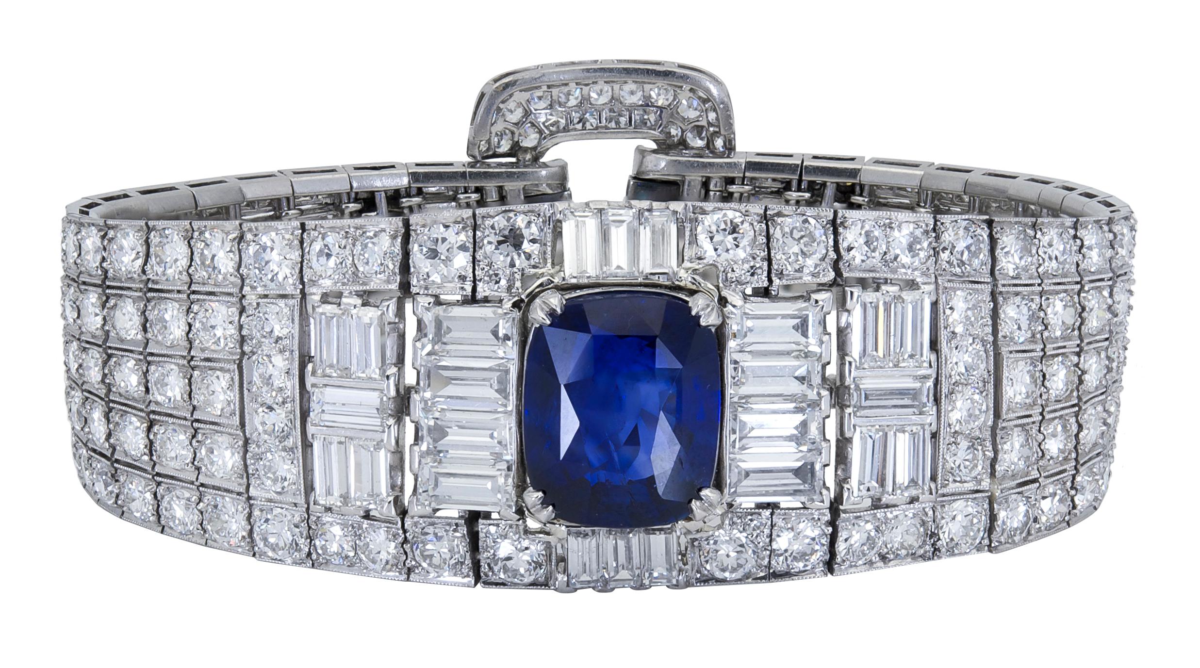Un très beau bracelet de l'époque art déco mettant en valeur un saphir bleu riche en taille coussin, serti dans une monture en platine incrustée de diamants. Le bracelet est fabriqué avec un savoir-faire exceptionnel et est en excellent état. 
Le