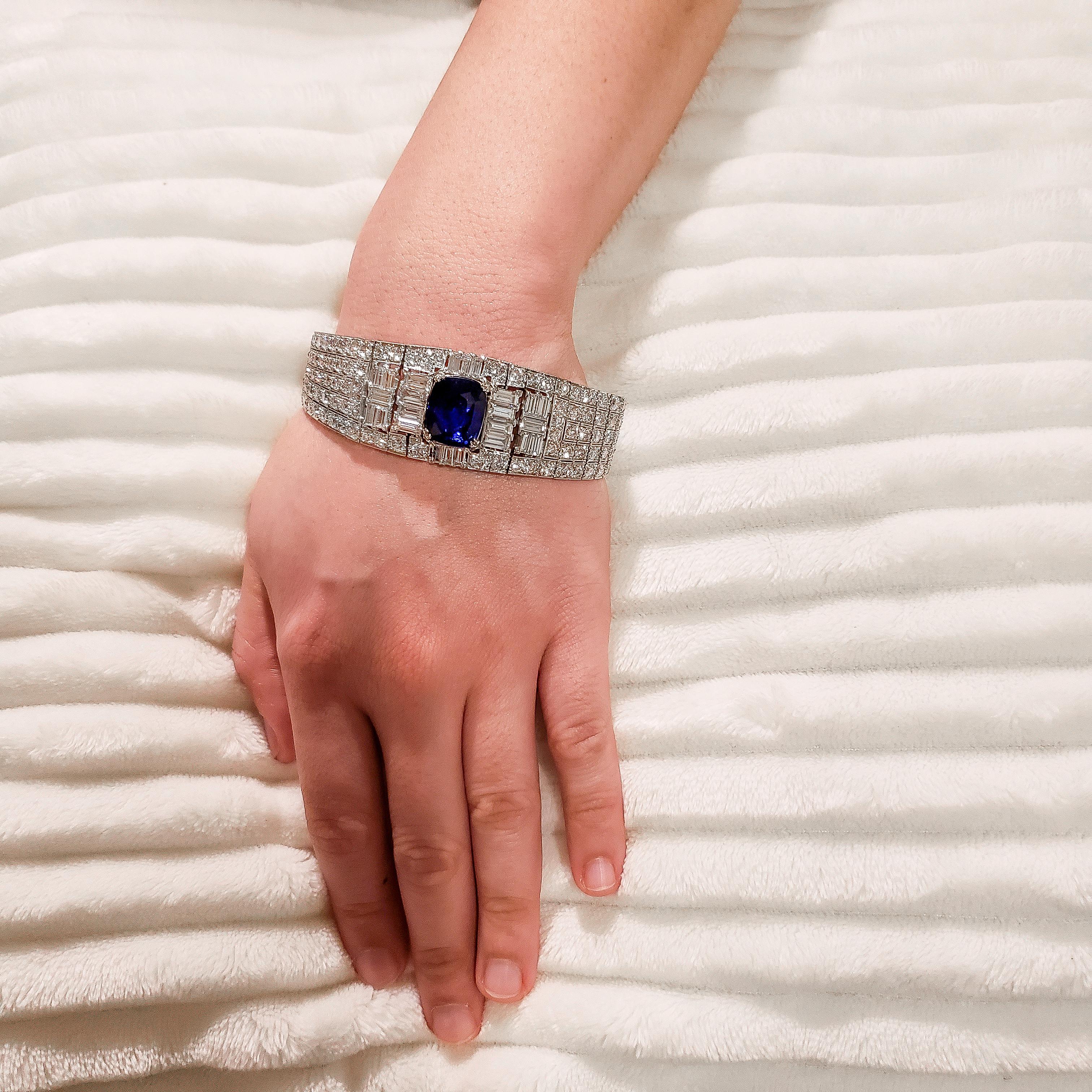 Art Deco 10.56 Carat Cushion Cut Sapphire and Diamond Bracelet in Platinum In Excellent Condition For Sale In New York, NY