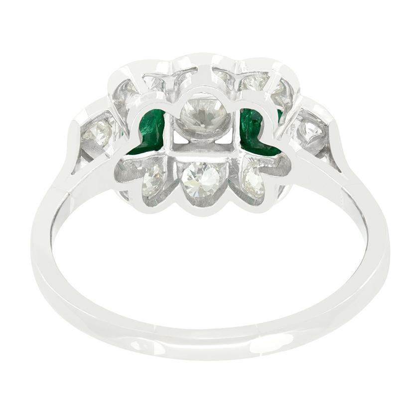 Art Deco 1.05ct Diamond and Emerald Cluster Ring, c.1920s In Good Condition For Sale In London, GB