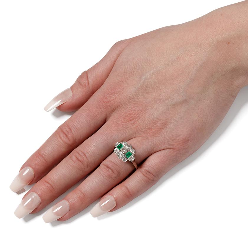 Women's Art Deco 1.05ct Diamond and Emerald Cluster Ring, c.1920s For Sale