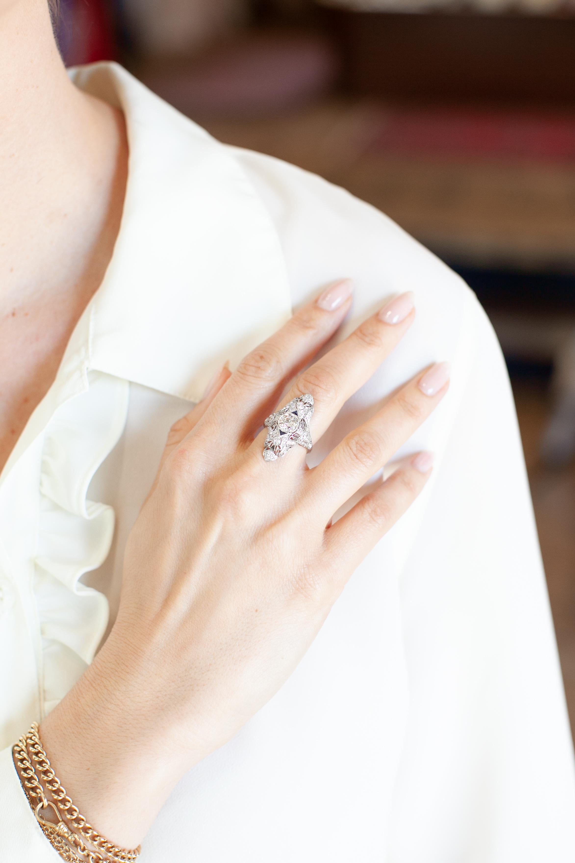 Bague navette Art déco avec diamant taille transitionnelle de 1,07 carat certifié GIA et saphirs Pour femmes en vente