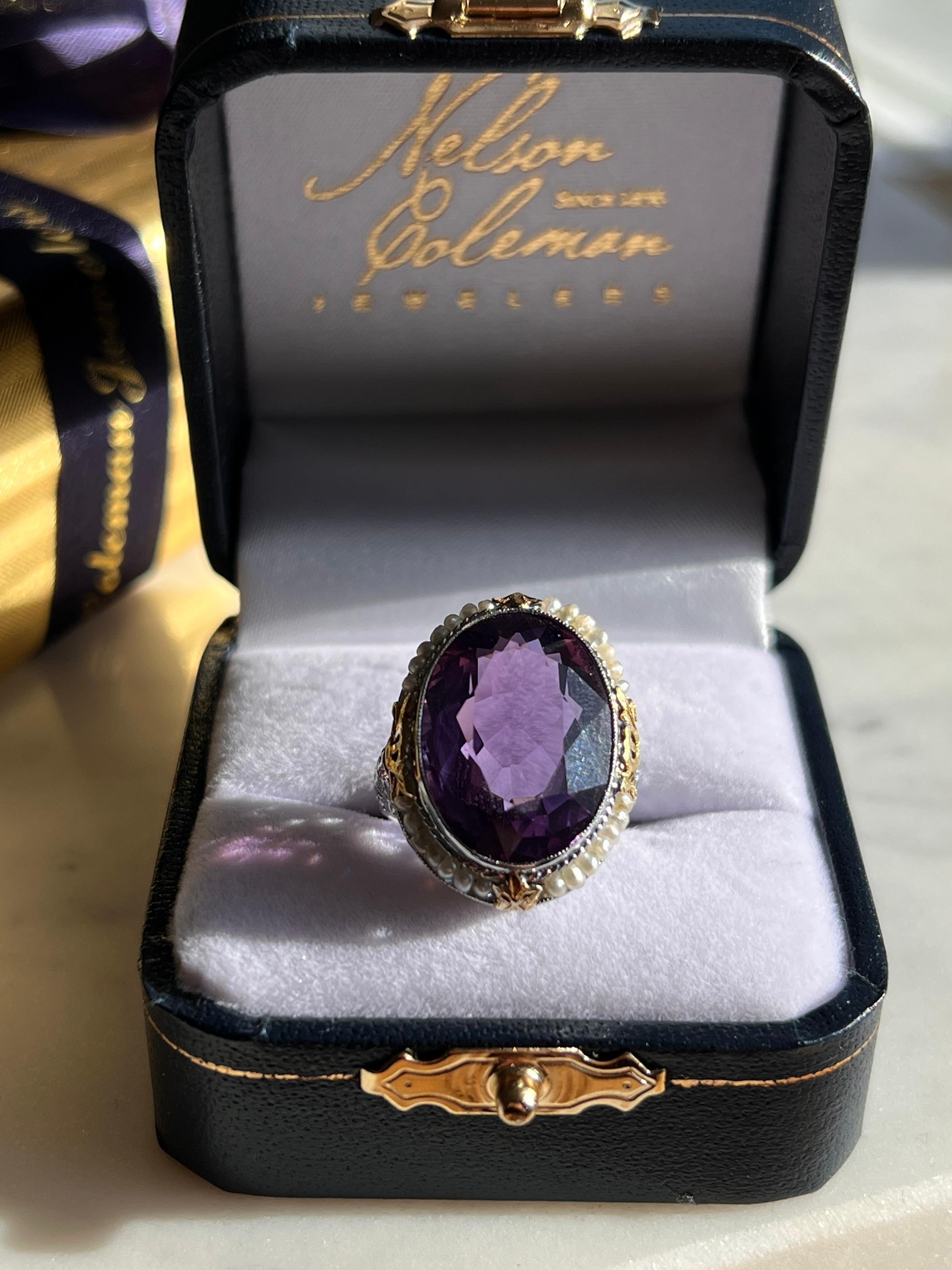 Ein Art-Déco-Ring aus den 1930er Jahren aus 14-karätigem Weißgold mit Akzenten aus Gelbgold zeigt außergewöhnliche Handwerkskunst aus dieser Zeit. Er ist mit einem atemberaubenden ovalen Amethysten (18 × 12,6 mm, ca. 10,83 Karat) besetzt, der von