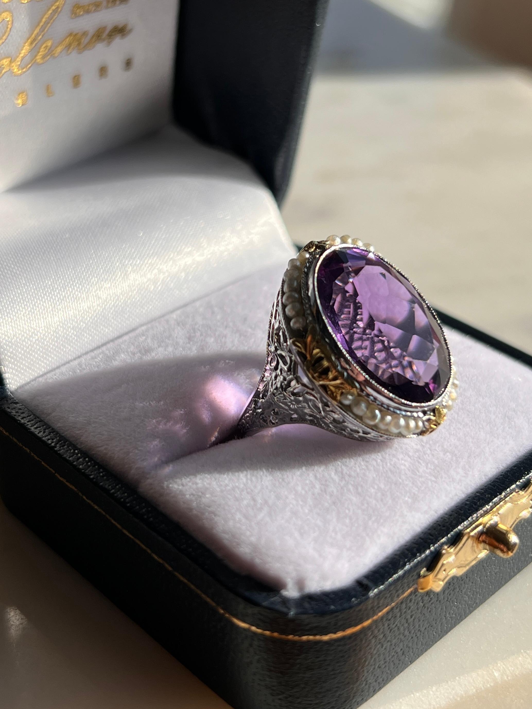 Art Deco 10,83 Karat Amethyst & Seed Pearl 14k Zwei-Ton-Cocktail-Ring 1930er Jahre (Ovalschliff) im Angebot