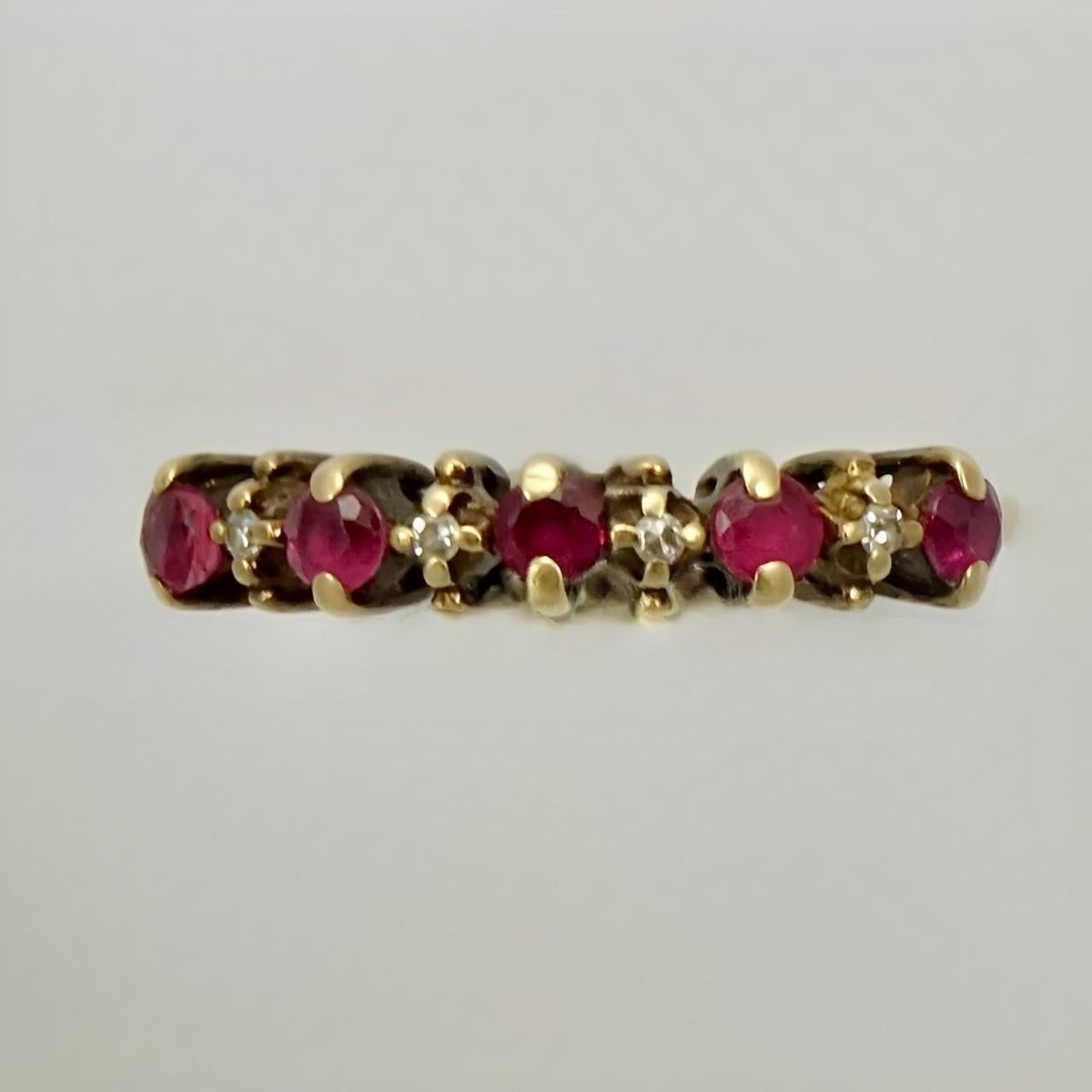 Schöner Ring aus 10 Karat Gold, besetzt mit einer Reihe von Rubinen und Diamanten. Es gibt fünf Rubine und vier Diamanten. Dies ist ein kleiner Ring, Größe UK F / US 3, und Innendurchmesser 1,5 cm / .59 inch. Die Höhe der Einstellung beträgt 3,5 mm