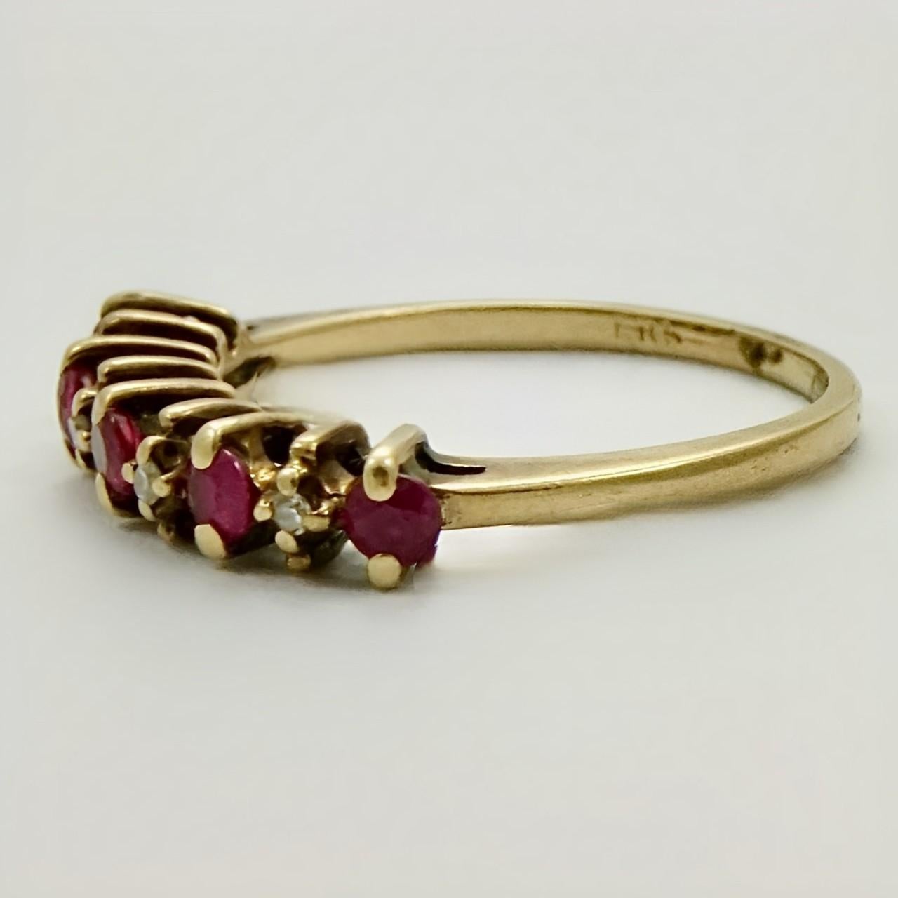 Art Deco Ring aus 10 Karat Gold mit Diamant und Rubin (Art déco) im Angebot
