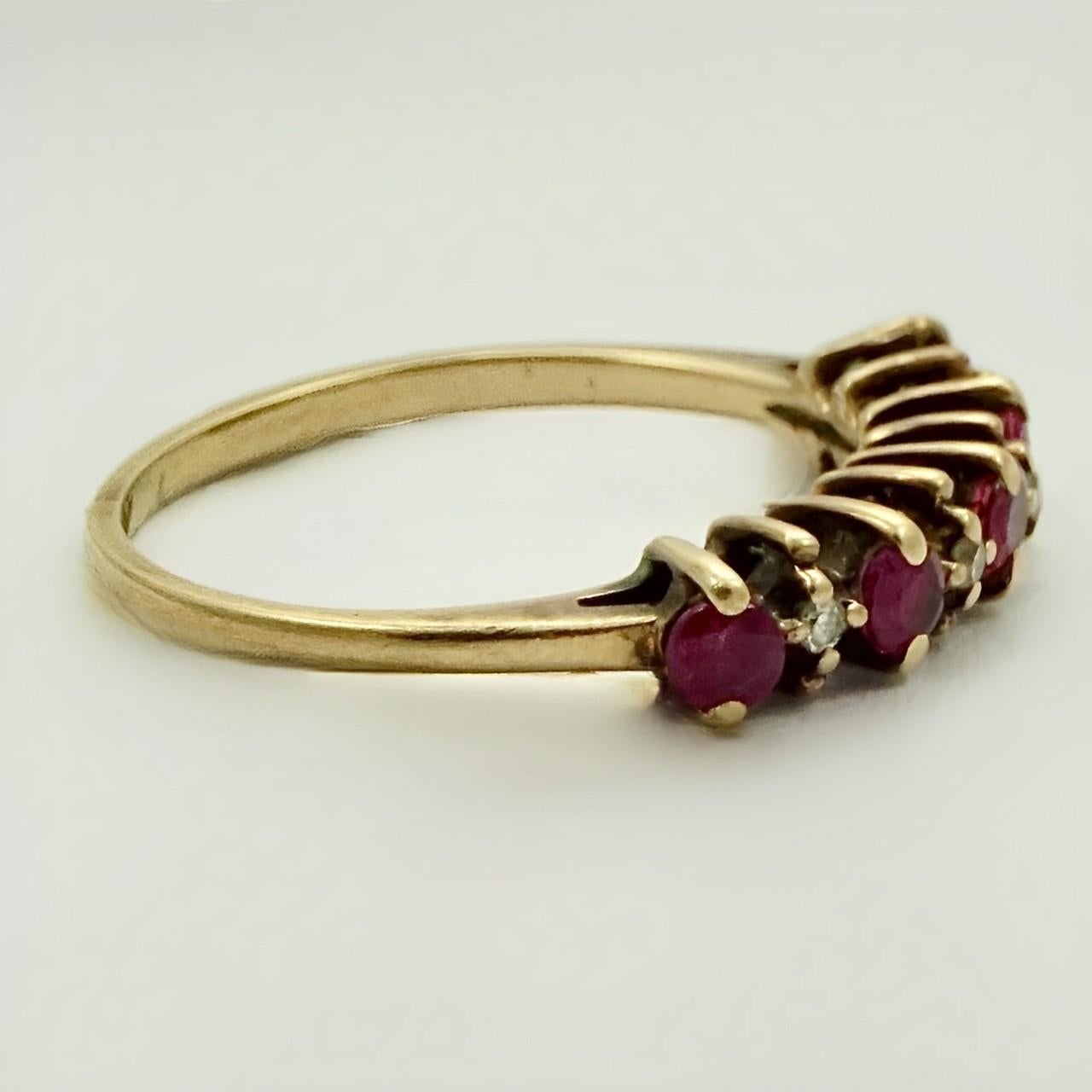 Art Deco Ring aus 10 Karat Gold mit Diamant und Rubin (Rundschliff) im Angebot
