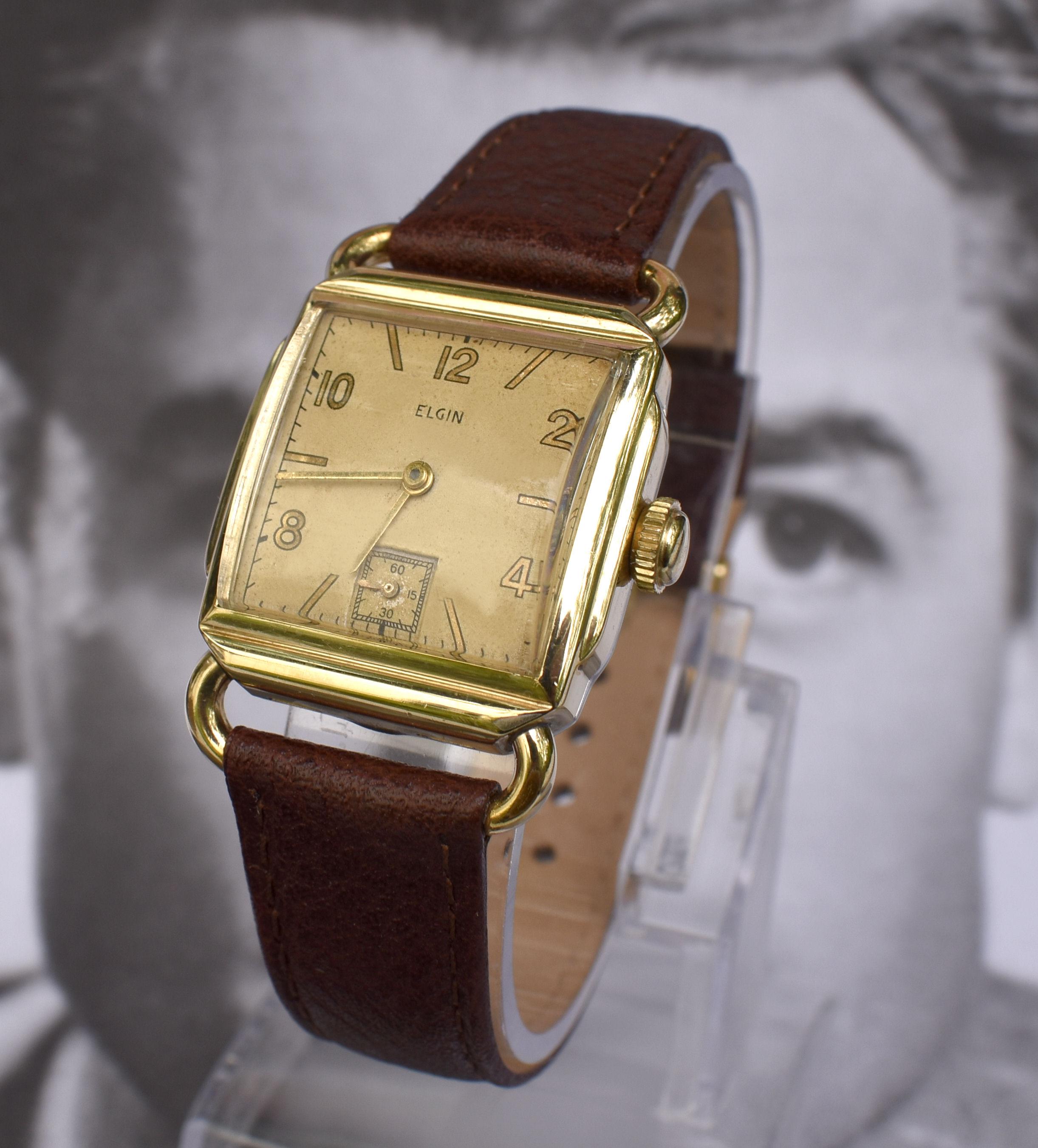 Nous vous proposons cette très élégante montre-bracelet pour homme en or 10k Rolle, fabriquée par les horlogers américains Elgin et datant de 1946. En superbe état, le dos en acier inoxydable est exempt de gravures. Le mouvement est un Jewell 554 à