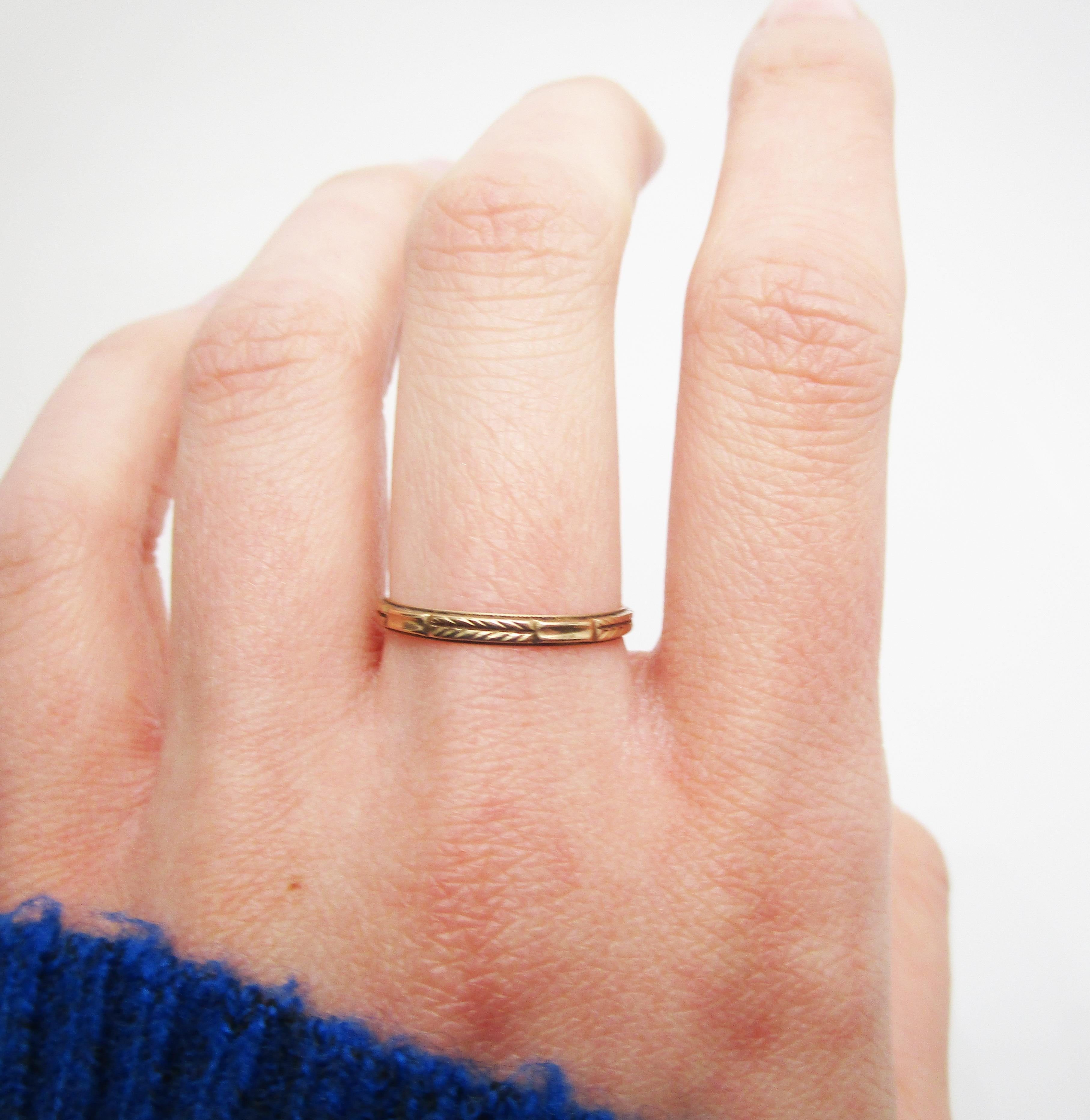 Art Deco 10 Karat Yellow Gold Engraved Wedding Band In Excellent Condition For Sale In Lexington, KY