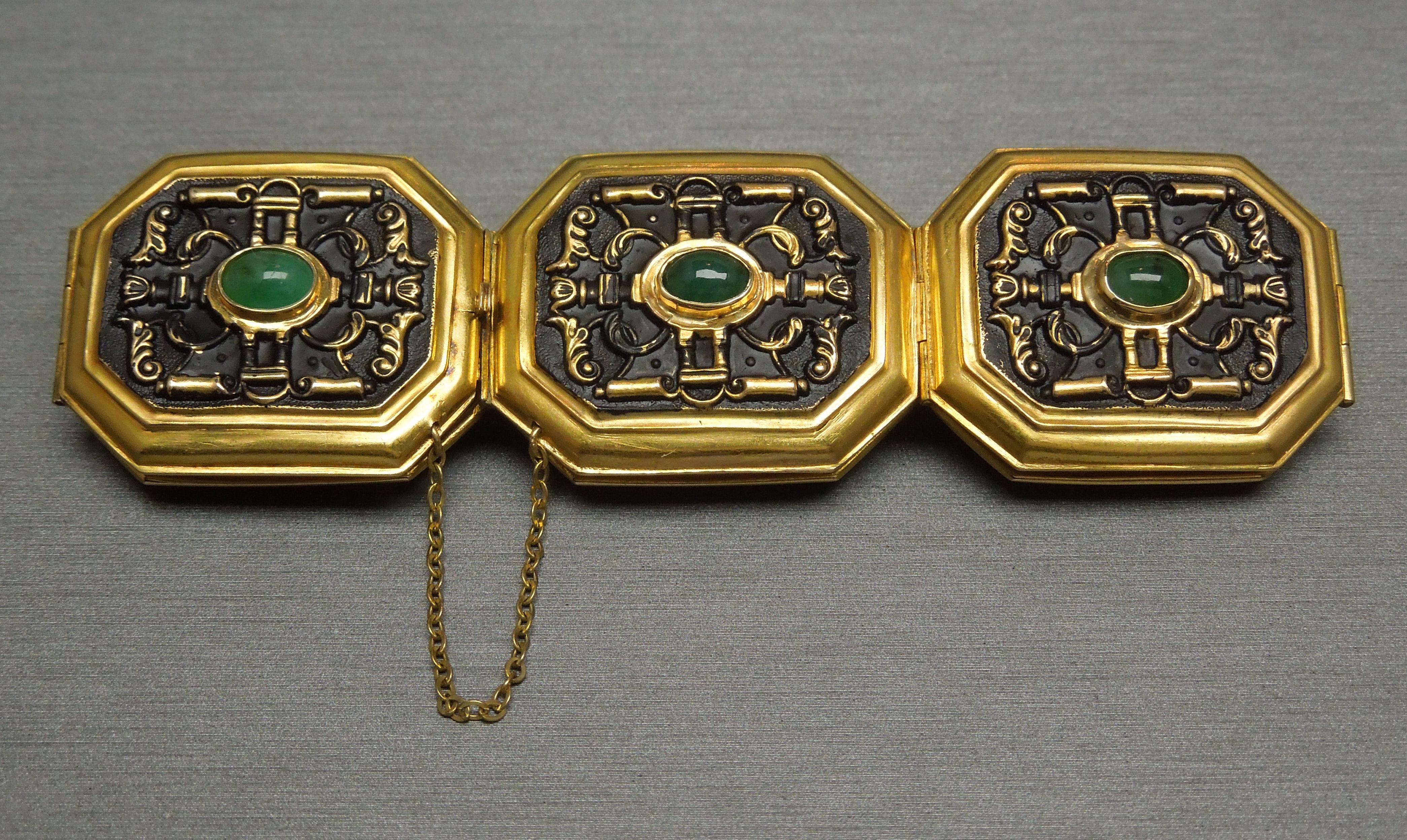 Oval Cut Art Deco 11 Carat Emerald 18 Karat Gold and Black Enamel Bracelet For Sale