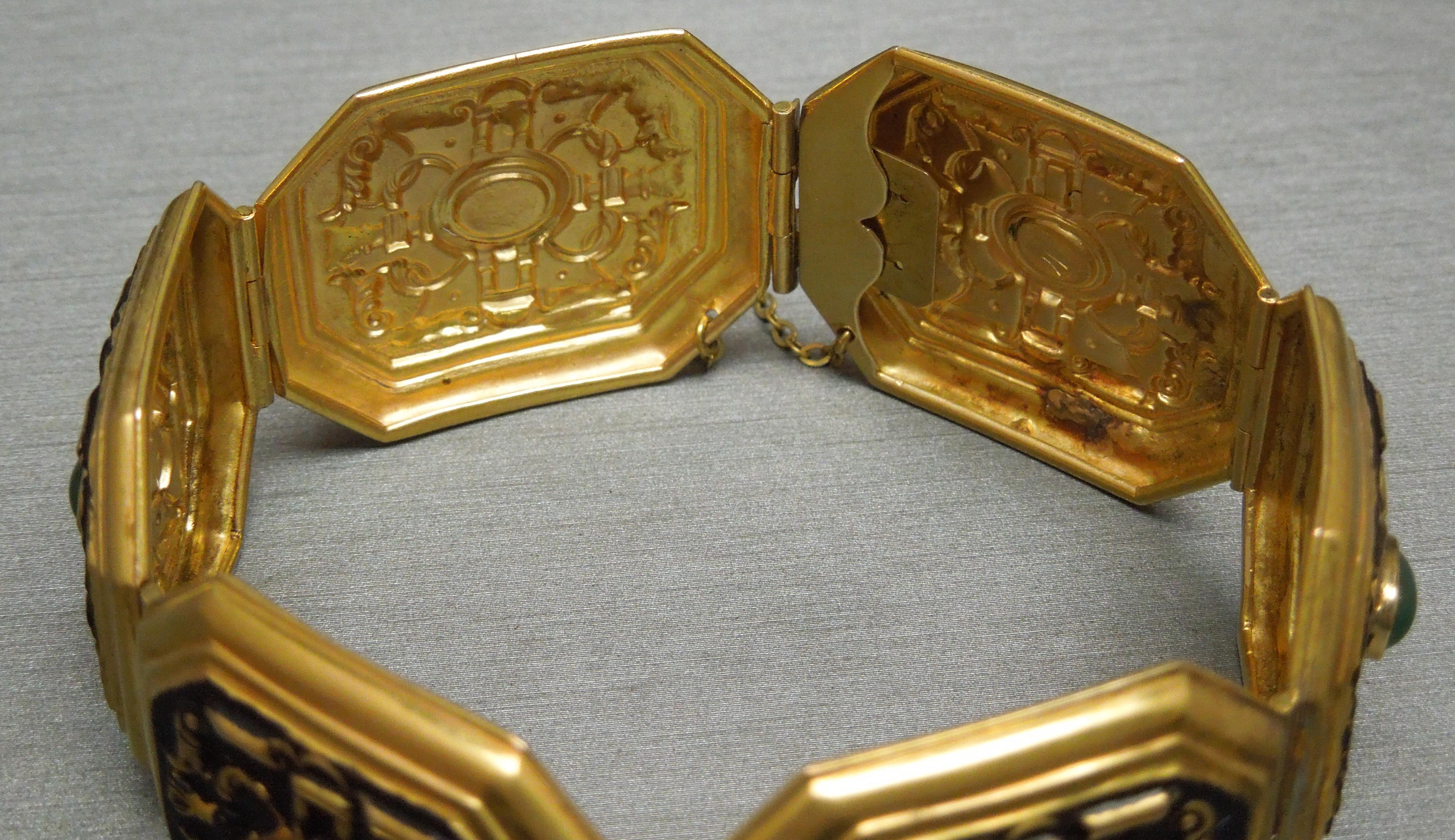 Art Deco Armband aus 18 Karat Gold und schwarzer Emaille mit 11 Karat Smaragd Damen im Angebot
