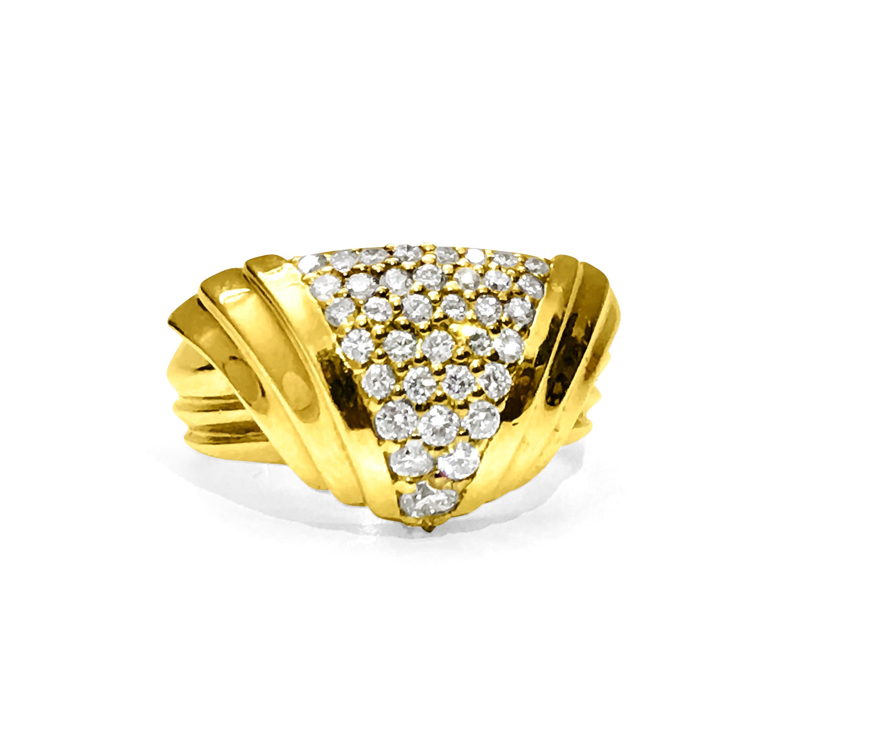Women's or Men's Art Deco Style 1.10 Carat Diamond and Yellow Gold Ring For Sale
