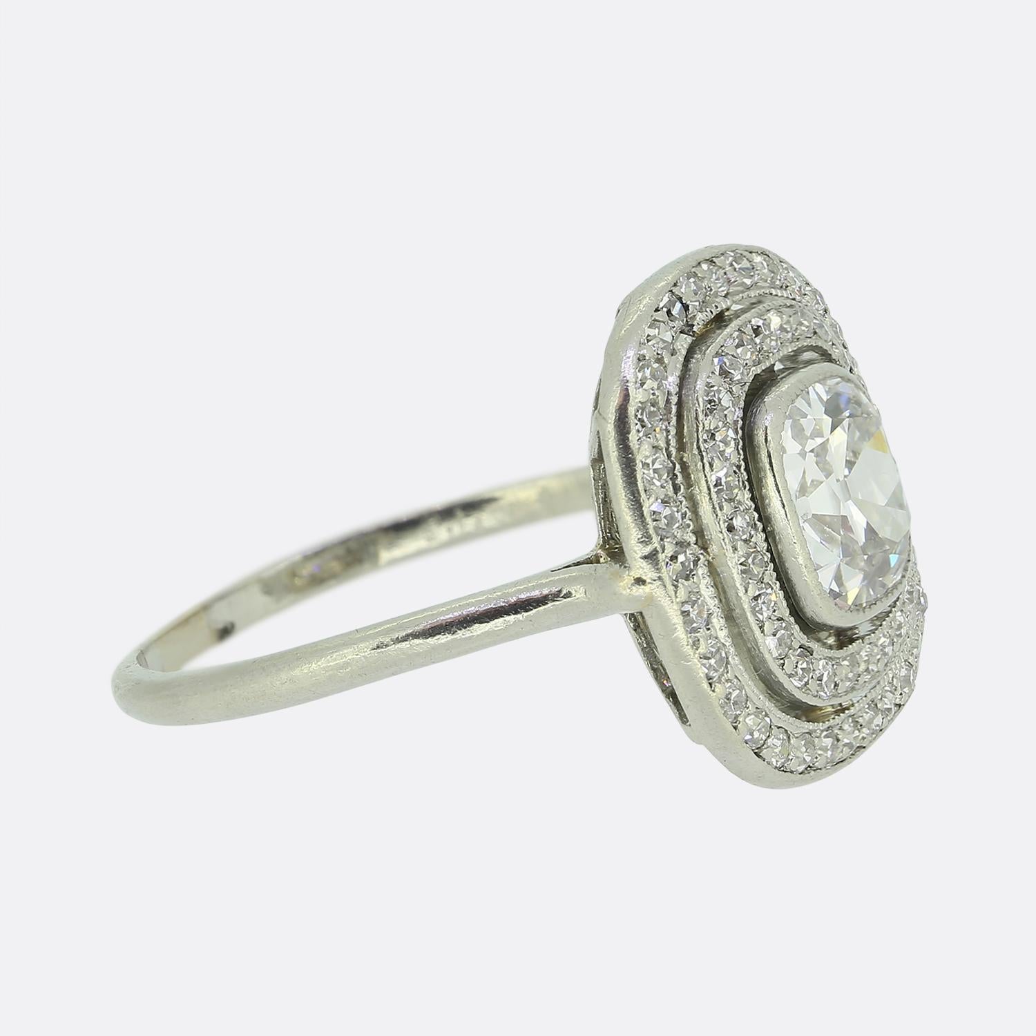Taglio cuscino antico Anello Art Deco da 1,10 carati con diamante vecchio taglio cuscino e doppio anello a raggiera in vendita
