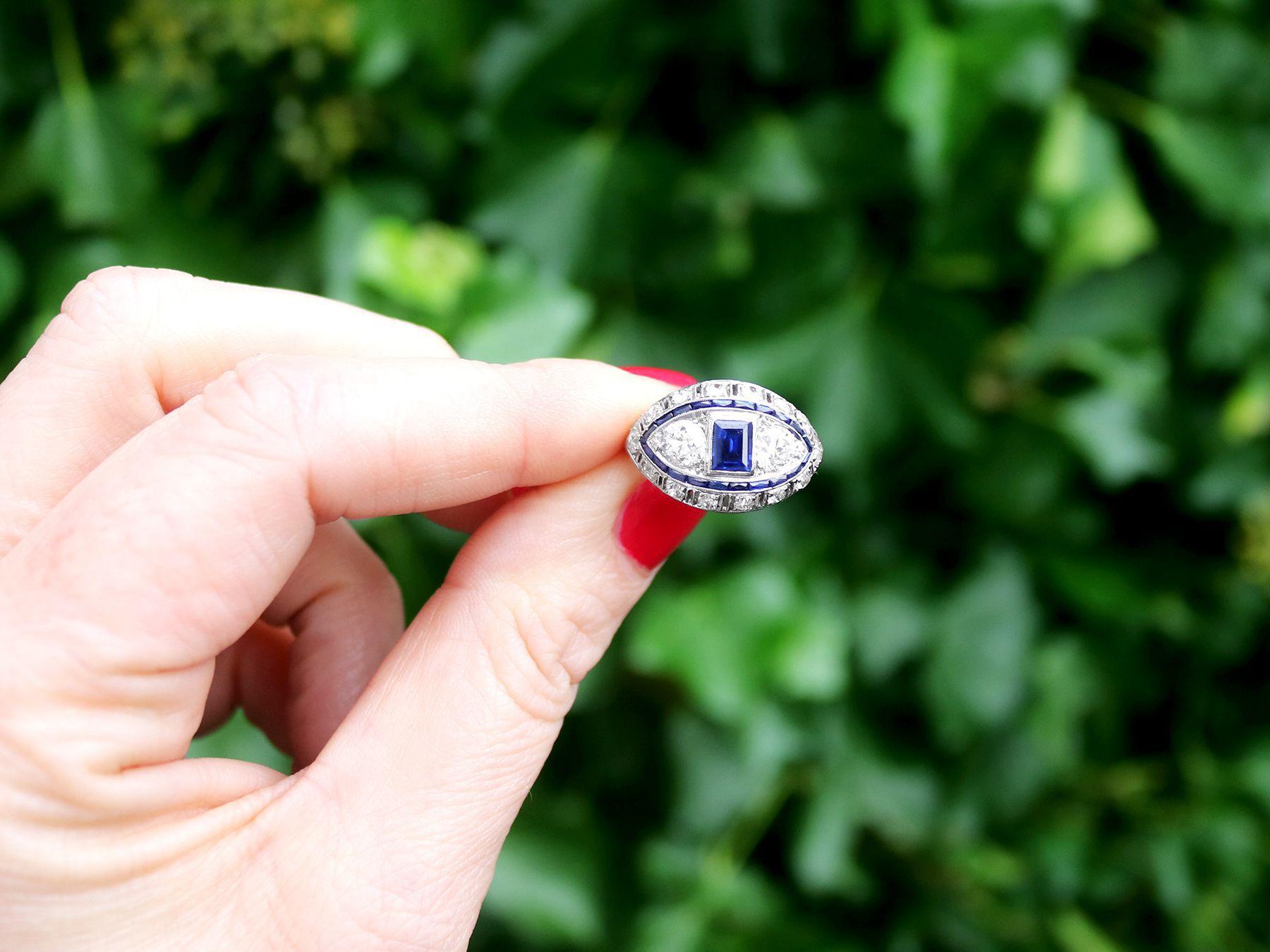 Ein atemberaubender, feiner und beeindruckender antiker französischer Art-Deco-Cocktailring aus Platin mit 1,10 Karat Basalt-Saphir und 2,45 Karat Diamant; Teil unserer vielfältigen Sammlung antiker Ringe.

Dieser atemberaubende, feine und