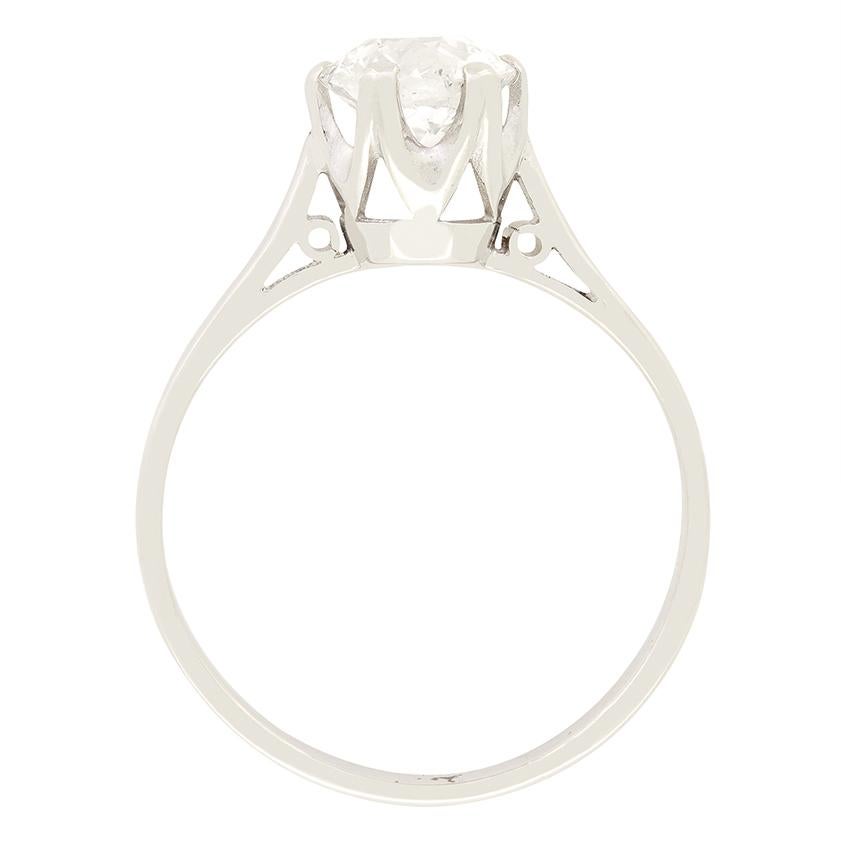 Questo classico anello solitario risale al periodo Art Deco. Al centro spicca un bellissimo diamante taglio vecchio da 1,10 carati. Il diamante ha un colore H e una purezza SI1. Incastonato in una pinza d'oro bianco da 18 carati, questo pezzo