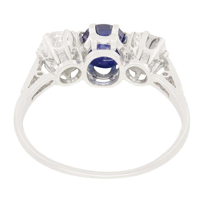 Art Deco 1.10ct Sapphire and Diamond Three Stone Ring, C.1920s In Good Condition For Sale In London, GB