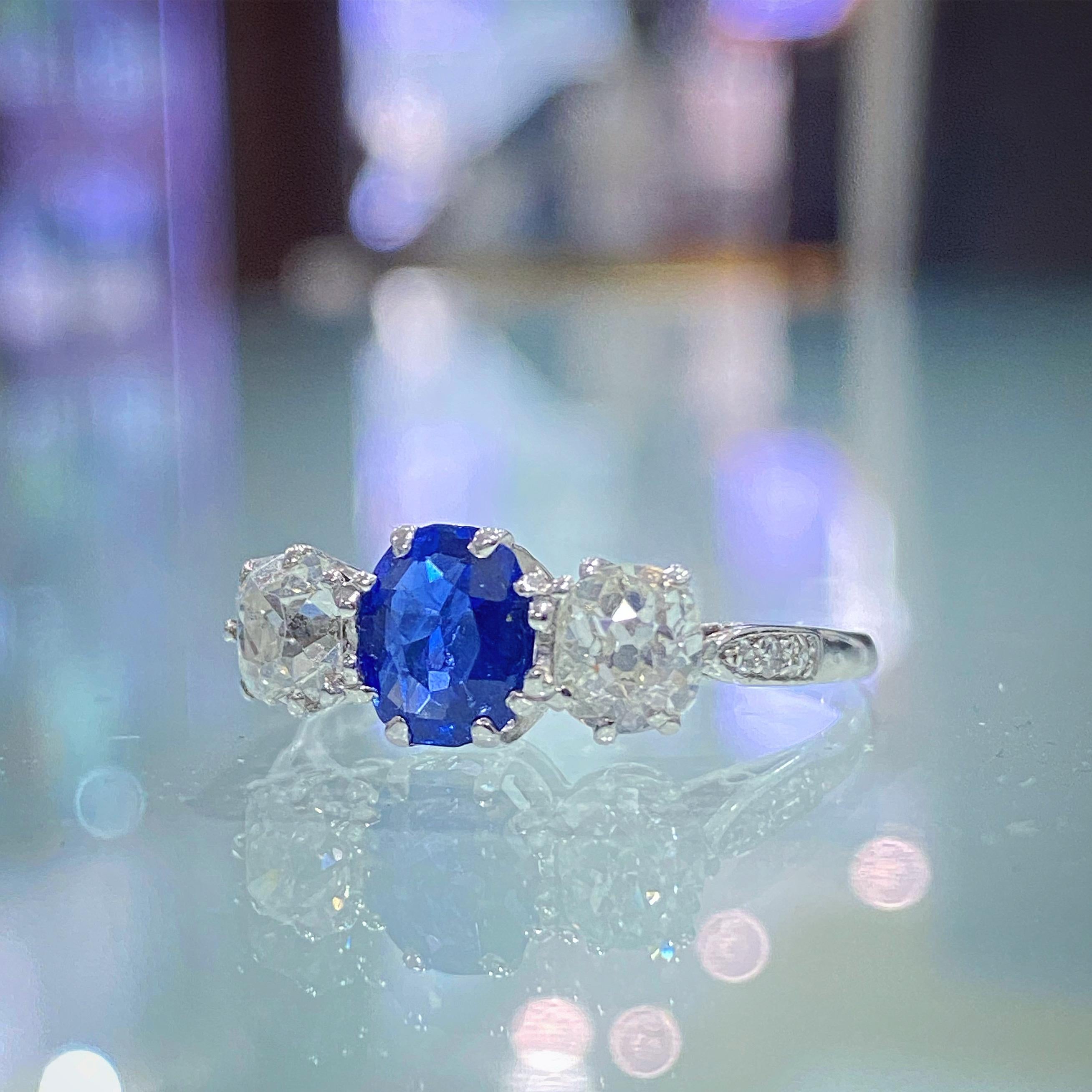 Art Deco 1.10ct Sapphire and Diamond Three Stone Ring, C.1920s For Sale 1
