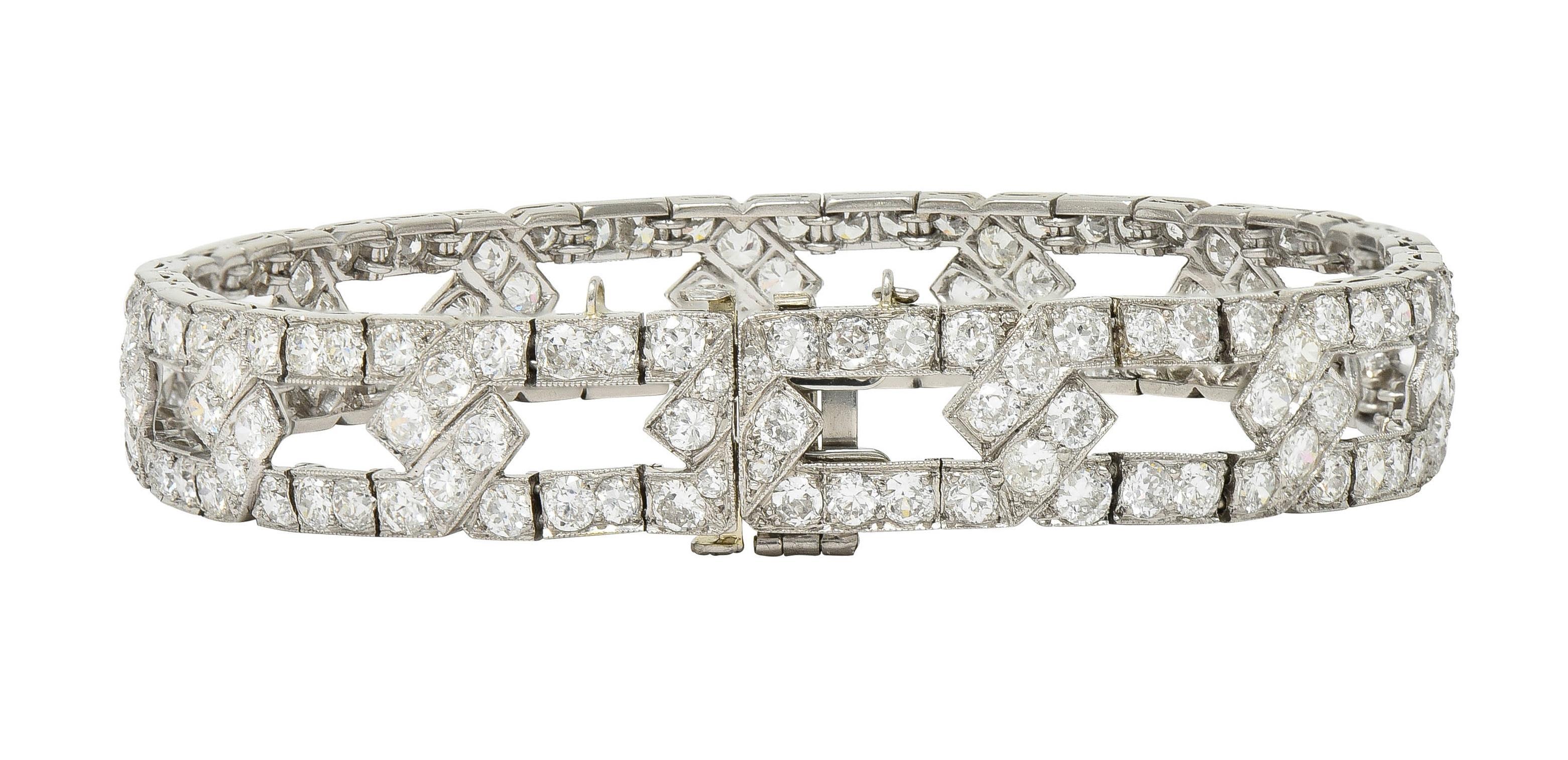 Art Deco 11.18 CTW Diamond Platinum Chain Link Motif Vintage Strap Bracelet In Excellent Condition For Sale In Philadelphia, PA