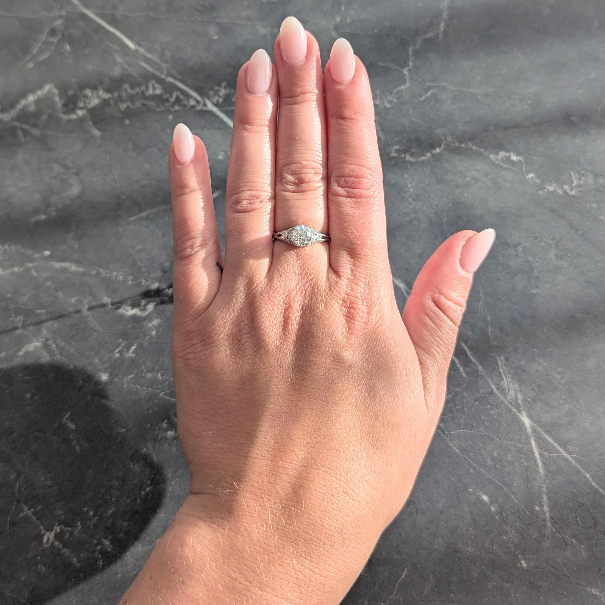 Centré sur un diamant de taille européenne ancienne pesant environ 1,07 carats au total - couleur H et pureté VS1
La monture percée, sertie de larges griffes, est rehaussée de diamants de taille européenne ancienne sertis en perles.
D'un poids total