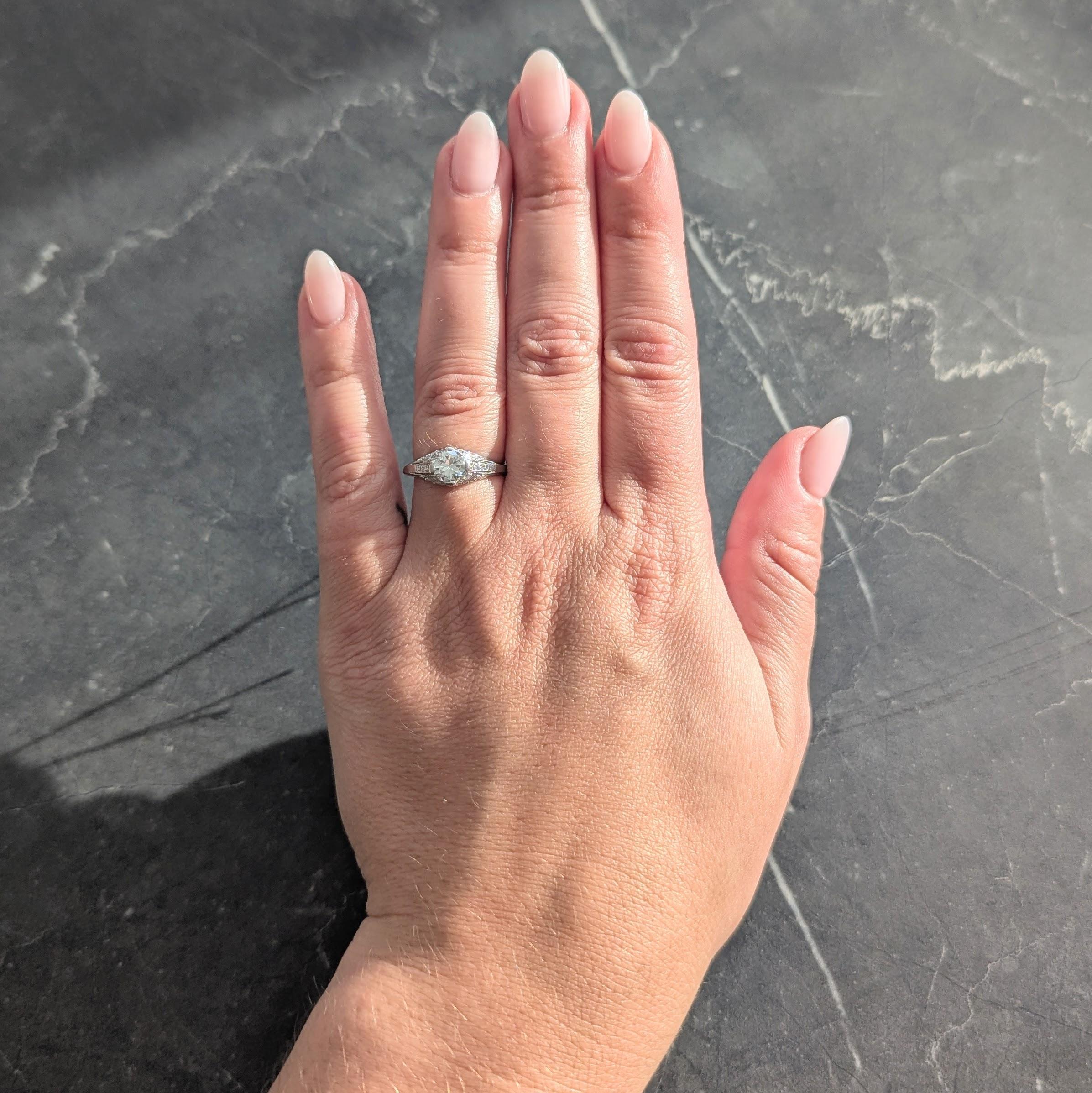 Centrando un diamante de talla de transición con un peso aproximado de 0,64 quilates - color G con claridad VS2
Engarce bajo en una montura estilo bombé mediante garras anchas con hombros perforados y galería
Engastado en todo el contorno por