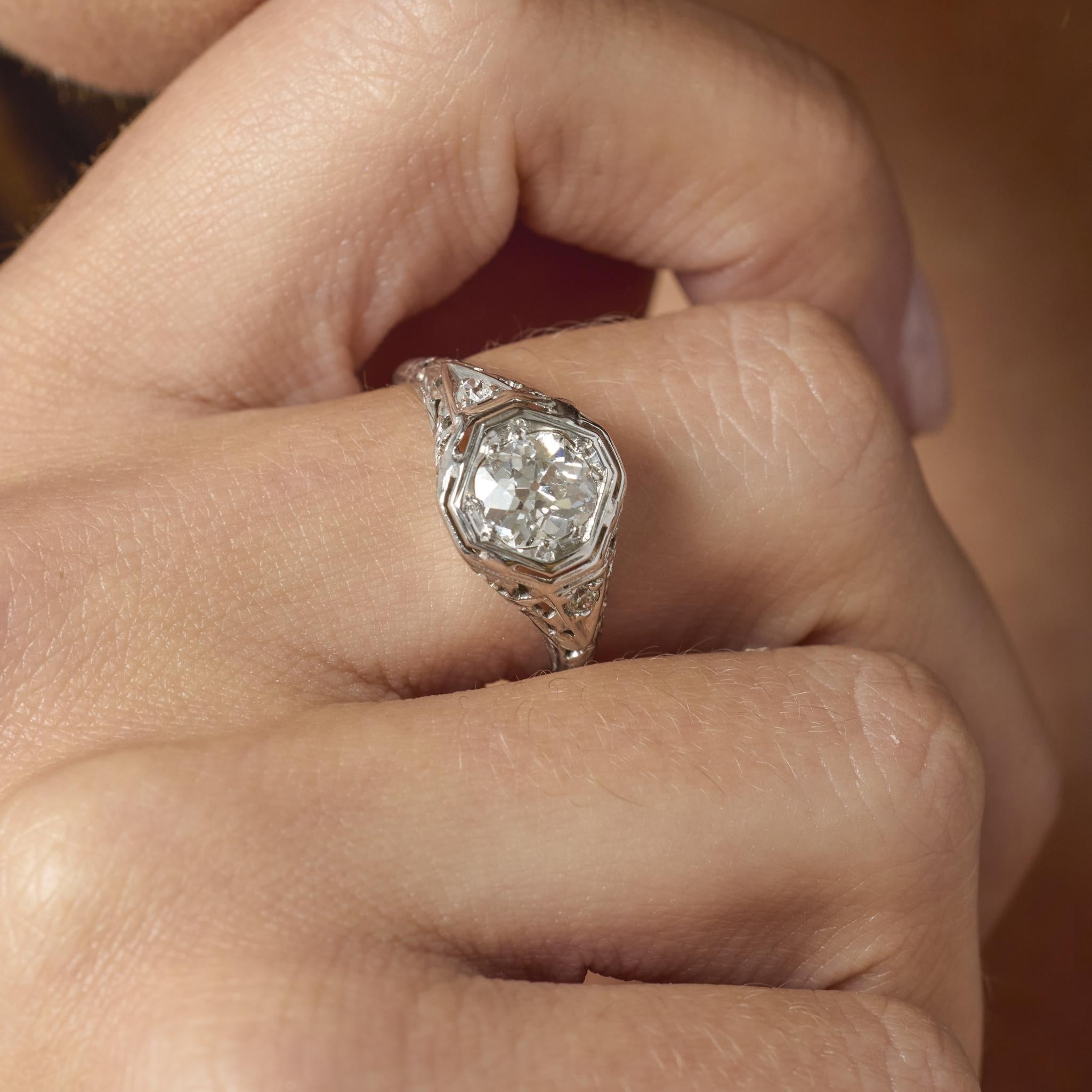 Expression captivante de l'élégance Art déco, cette bague de fiançailles des années 1930 est ornée d'un diamant taille ancienne de 1,15 carat dont l'éclat doux et romantique incarne l'attrait de l'artisanat du début du XXe siècle. Serti dans de l'or