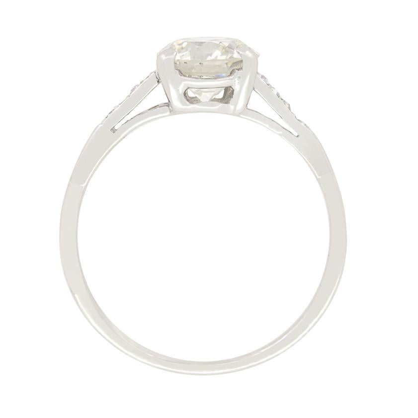 Questo sorprendente anello solitario Art Deco sfoggia un diamante di taglio transitorio da 1,15 carati. Il diamante ha un colore J e una purezza VS2 ed è incastonato in modo elegante, permettendo alla sua brillantezza di risplendere. Per aggiungere