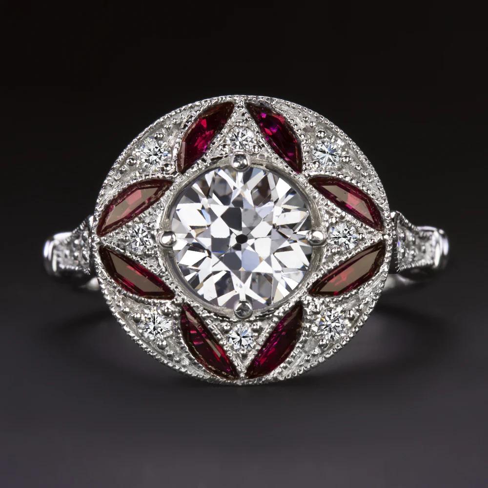 Cette bague audacieuse et élégante capture l'essence de la géométrie Art of Vintage et du charme vintage. En son cœur se trouve un diamant de taille ancienne européenne de 1,15 carat, certifié EGL-USA, de couleur I et de pureté SI1 - une pierre