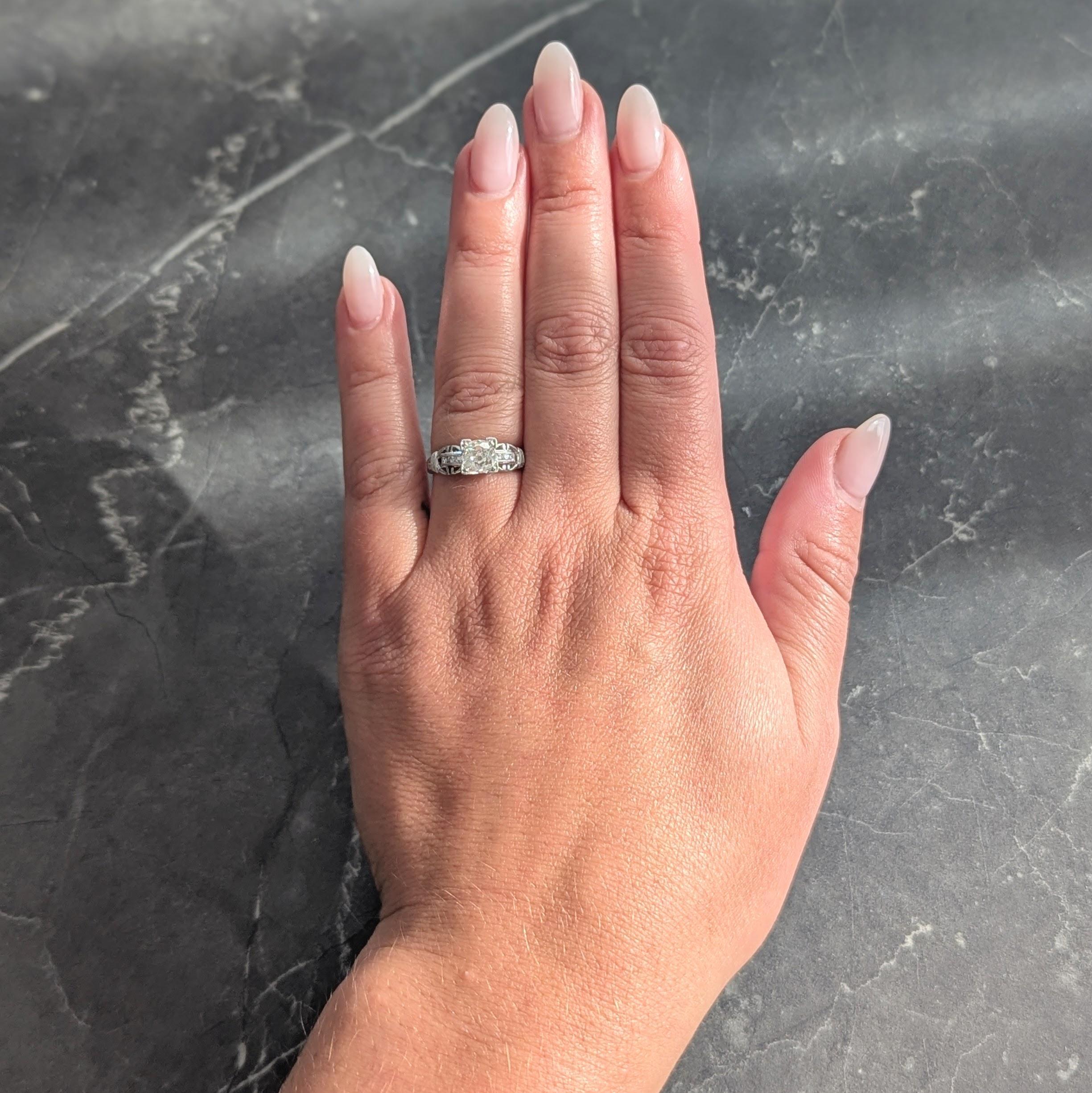 In der Mitte ein Diamant im alten Minenschliff mit einem Gewicht von etwa 1,06 Karat - Farbe J und Reinheit SI2
Perle in einer quadratischen Form A Kopf und flankiert von durchbrochenen Schnalle Motiv Schultern gesetzt
Akzentuiert durch Diamanten im