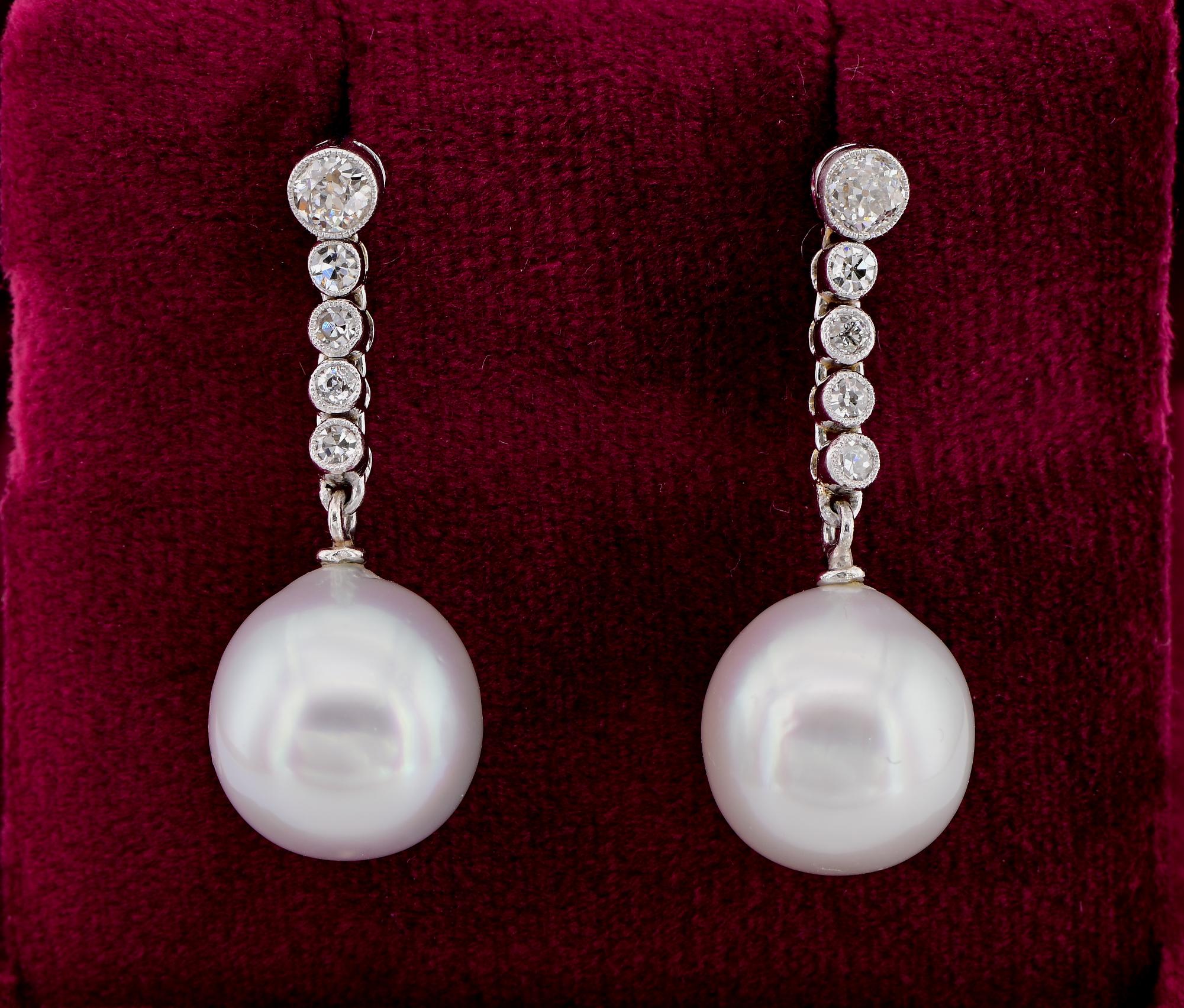 Art déco Classique Mast Have
Une exquise paire de boucles d'oreilles en diamant et en perle de culture d'eau salée d'époque Art Déco, 1930 ca.
Origine européenne, peut-être française
Un design simple mais efficace composé d'une ligne de diamants