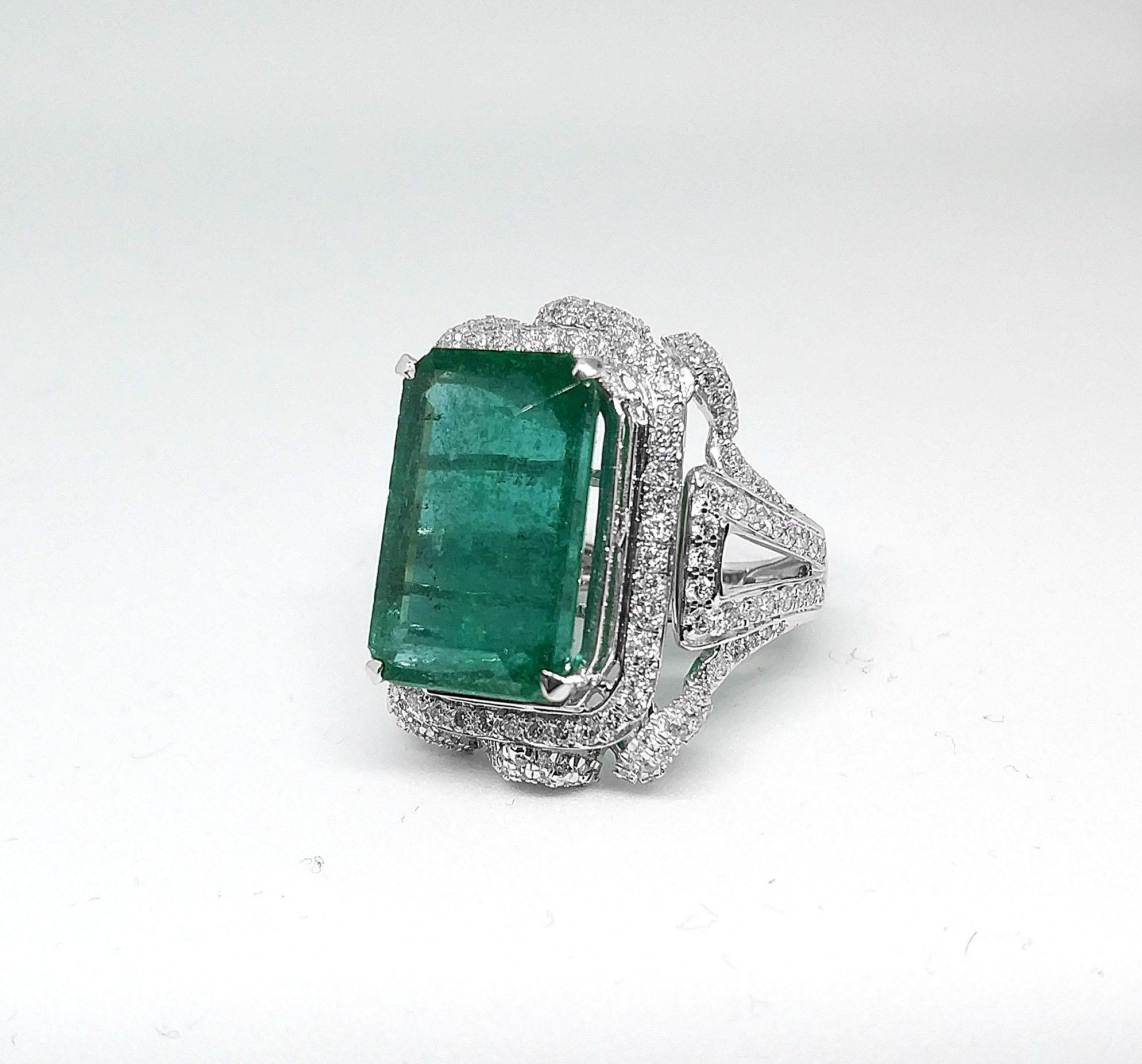 11.76 carat certified emerald and
1.43 carat diamond
Art Deco ring in 18 carat white gold
Resizable