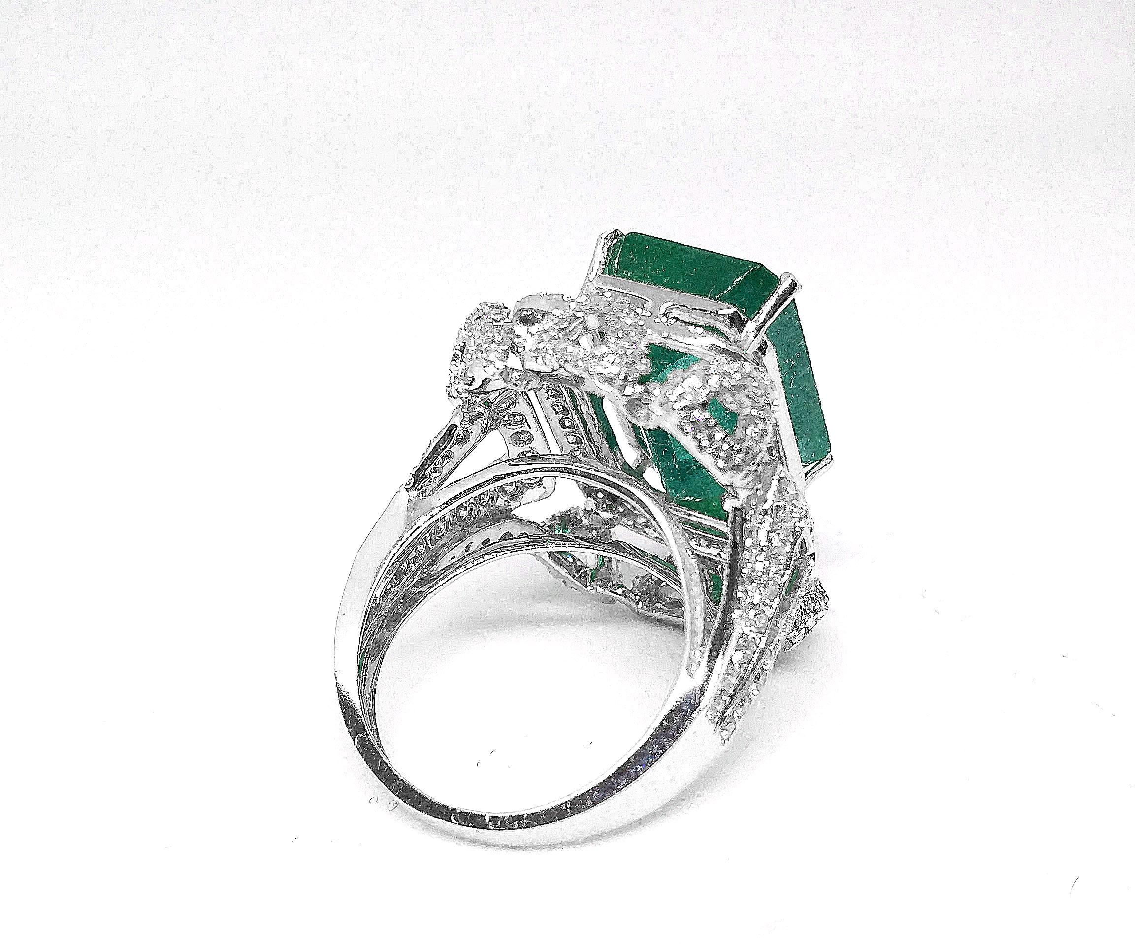 Art Deco 11.76 Carat Emerald 1.43 Carat Diamond Ring In New Condition For Sale In London, GB