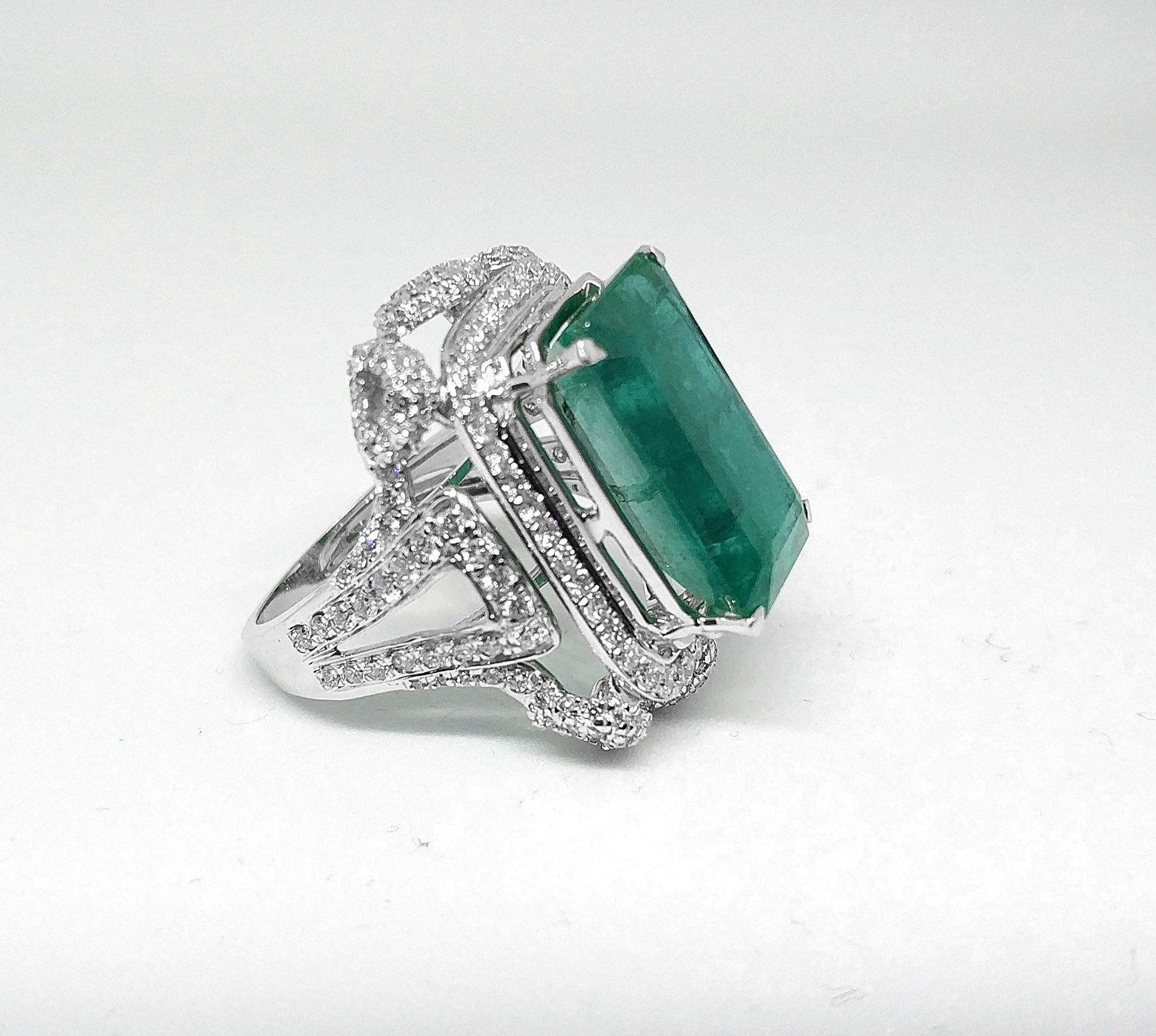 Art Deco 11.76 Carat Emerald 1.43 Carat Diamond Ring For Sale 3