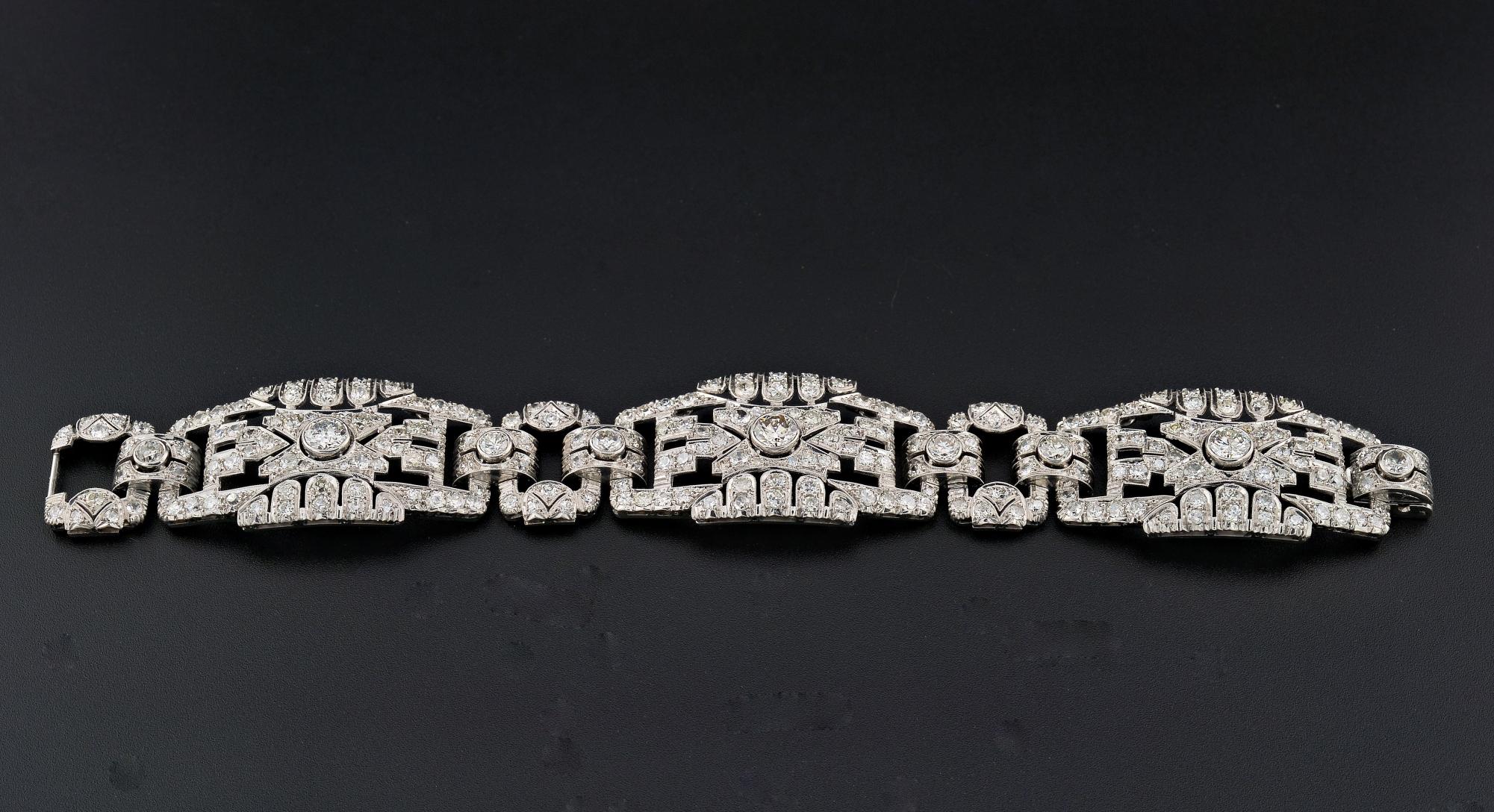 Art Deco 11.80 Ct Diamond Platinum Wide Panel Bracelet In Good Condition For Sale In Napoli, IT