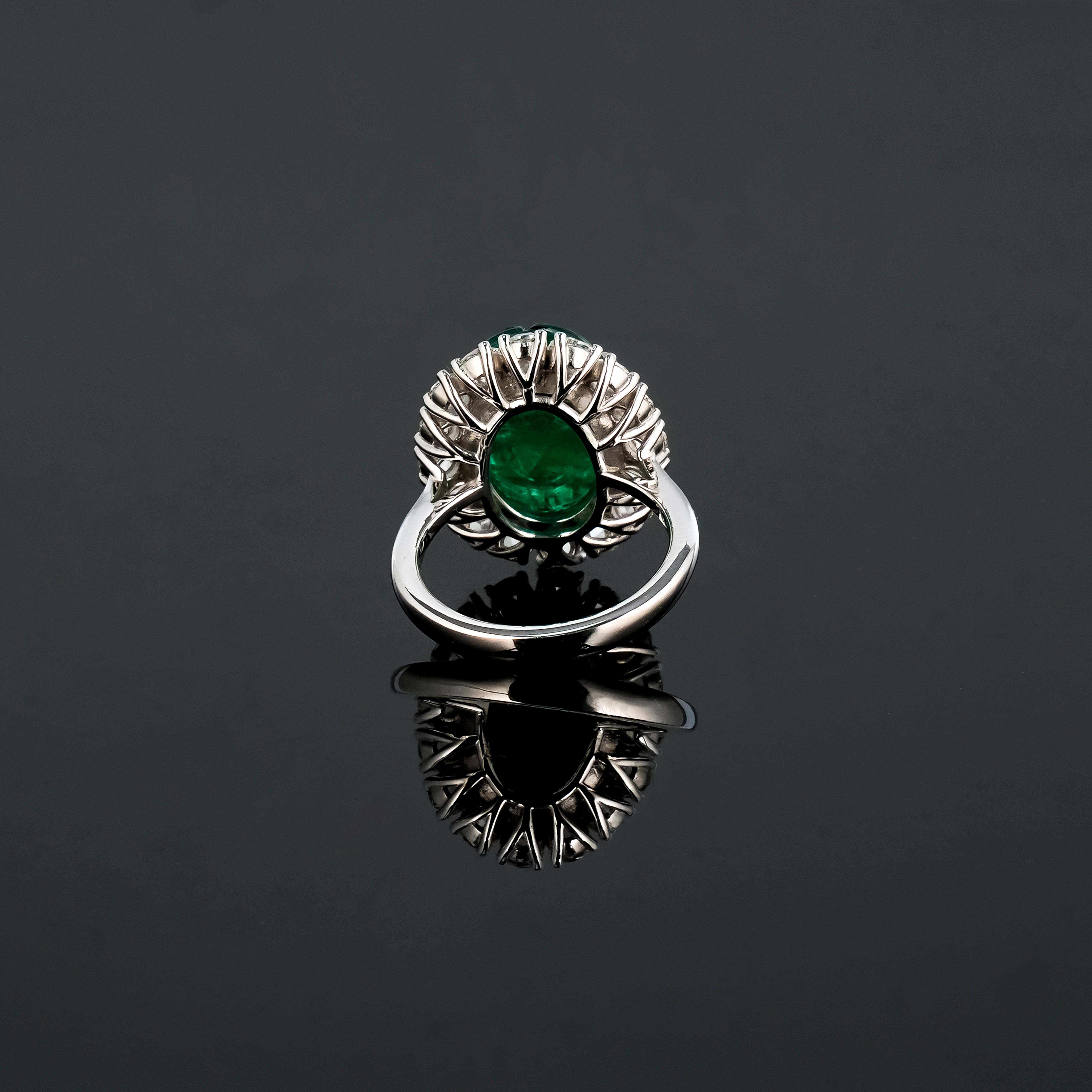 Art Deco 11,82 Karat geschnitzter Smaragd- und Diamant-Cocktailring im Zustand „Neu“ im Angebot in Bangkok, Thailand