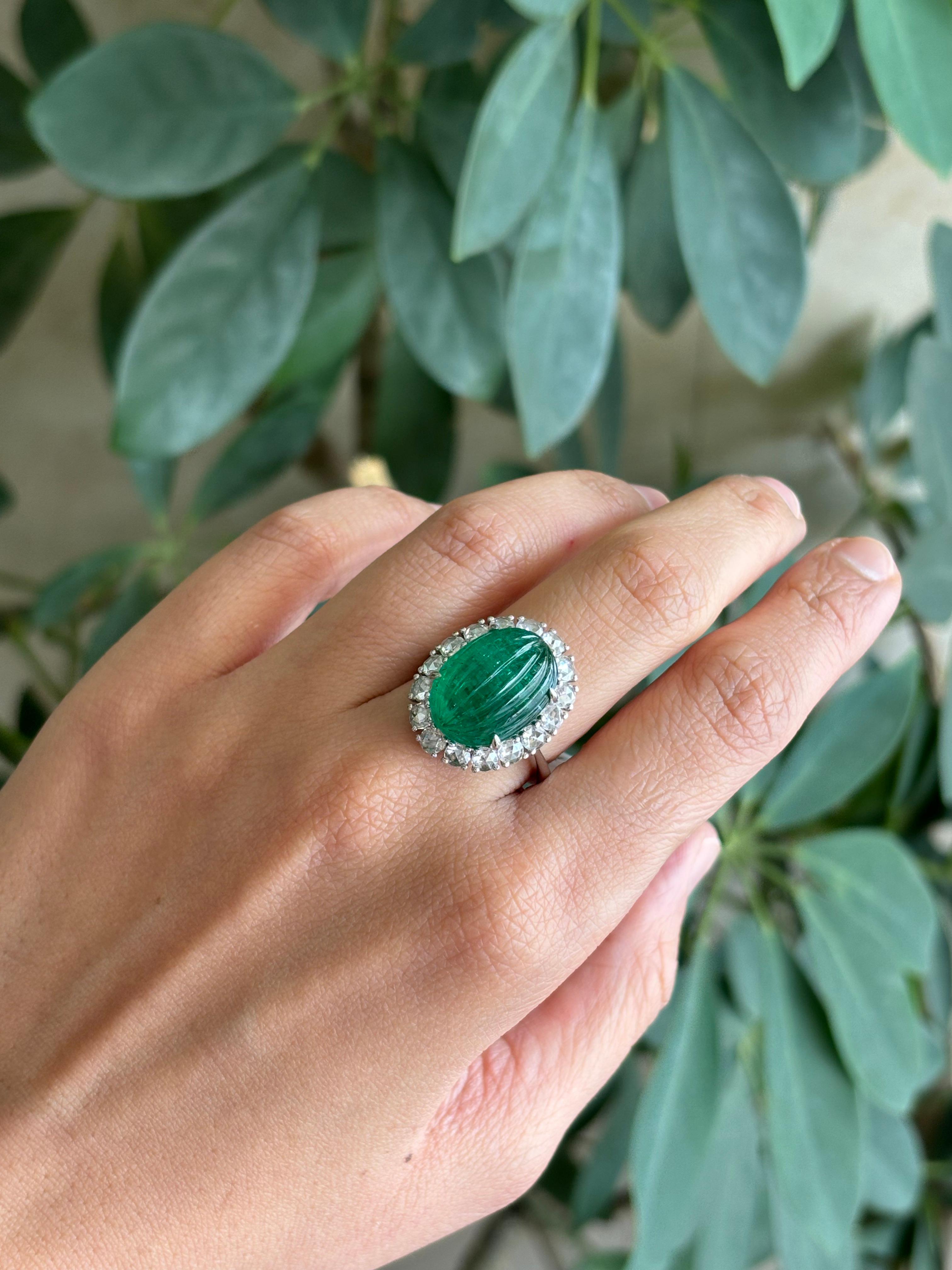 Art Deco 11,82 Karat geschnitzter Smaragd- und Diamant-Cocktailring für Damen oder Herren im Angebot