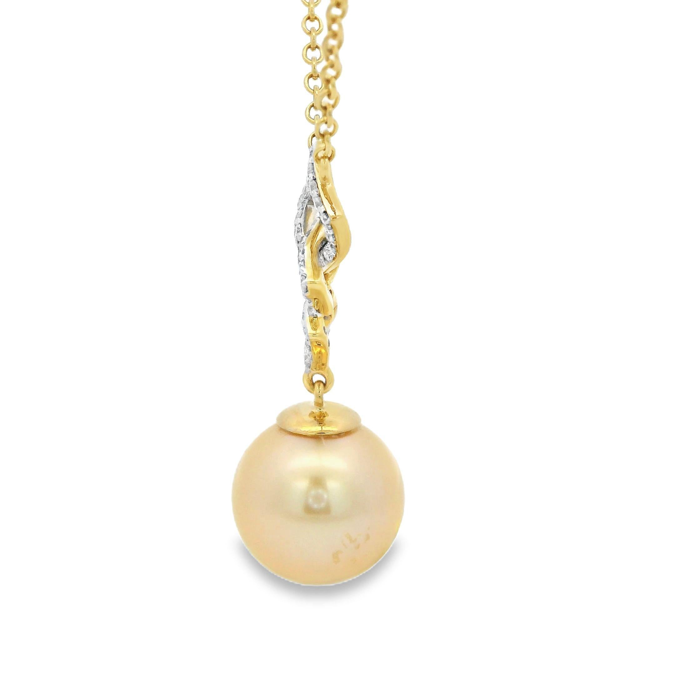 Prova l'epitome dell'eleganza con questa collana in oro giallo 18 carati, caratterizzata da un'affascinante perla dei mari del sud in oro da 11 mm. Conosciute per la loro ricca tonalità dorata e l'impareggiabile lucentezza, le perle dei mari del sud