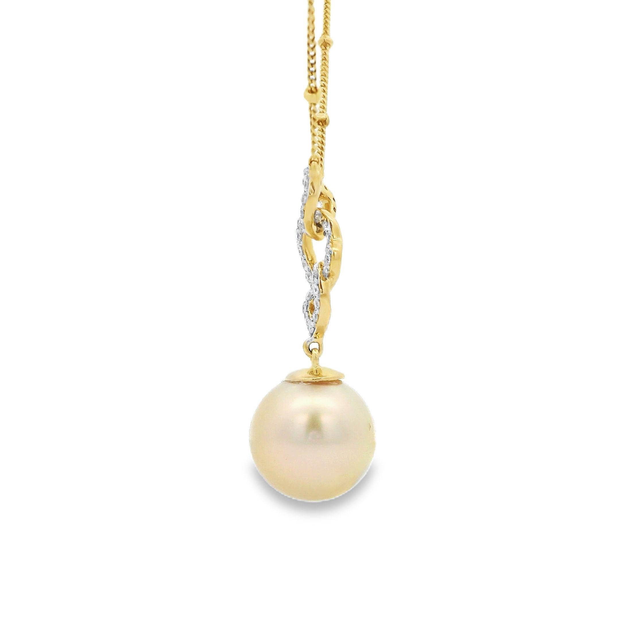 Prova l'epitome dell'eleganza con questa collana in oro giallo 18 carati, caratterizzata da un'affascinante perla dei mari del sud in oro da 11 mm. Conosciute per la loro ricca tonalità dorata e l'impareggiabile lucentezza, le perle dei mari del sud