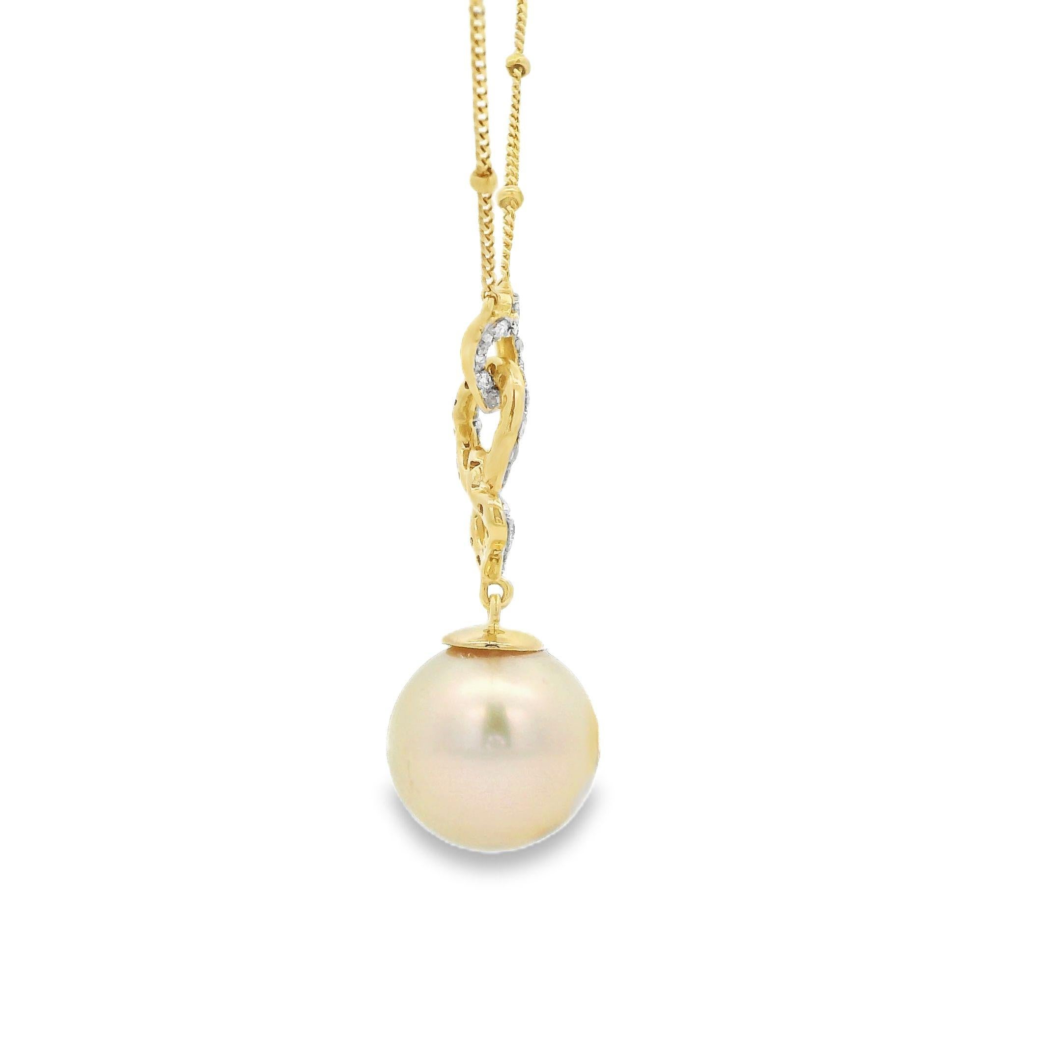 Taglio rotondo Ciondolo con diamante e perla dei mari del sud in oro Art Deco da 11 mm in oro giallo 18 carati in vendita