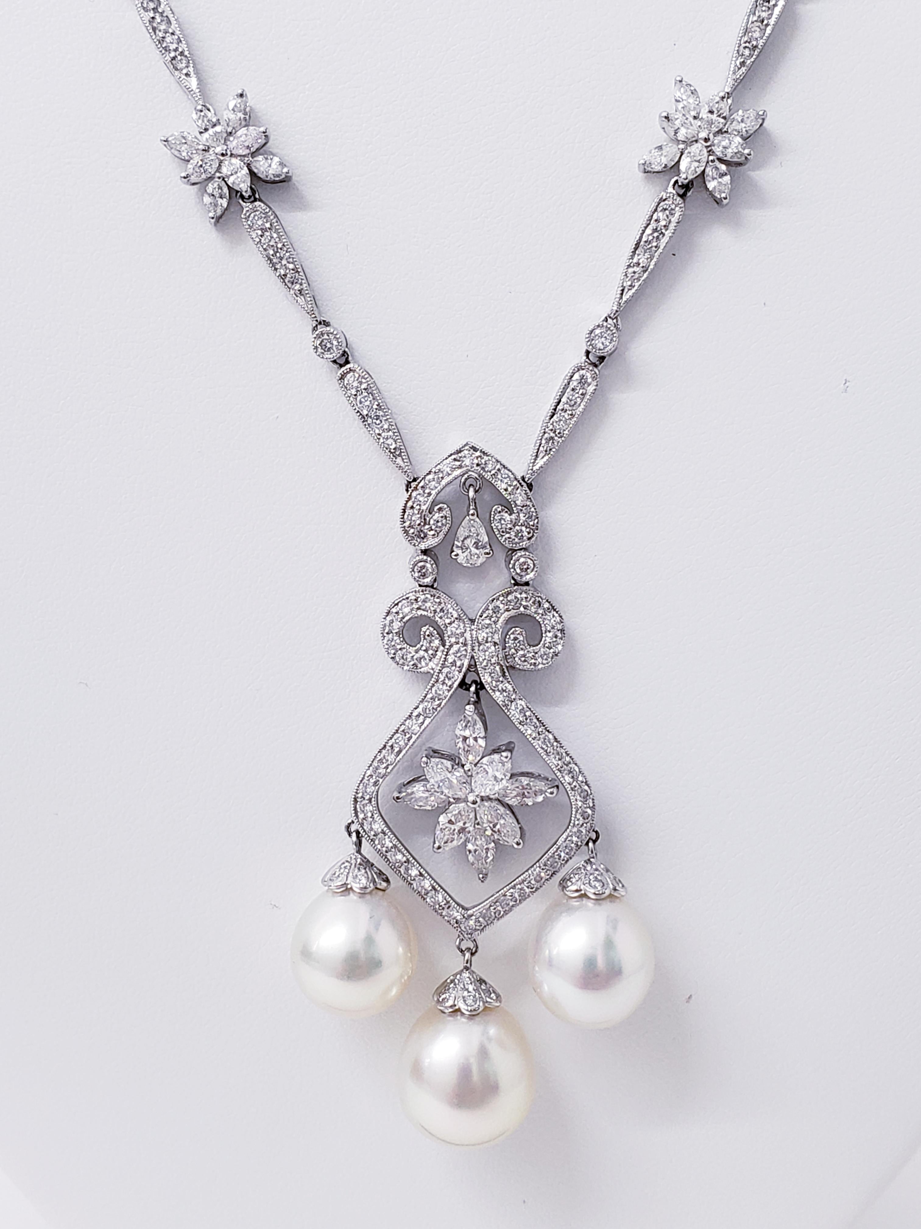 Collier Art Déco avec perles de 11 mm et diamants de 7 carats. La perle centrale mesure environ 11,35 mm et les perles latérales 10,40 mm chacune. Les diamants sont des marquises, des poires et des diamants ronds d'un poids total de 7 carats.  Il