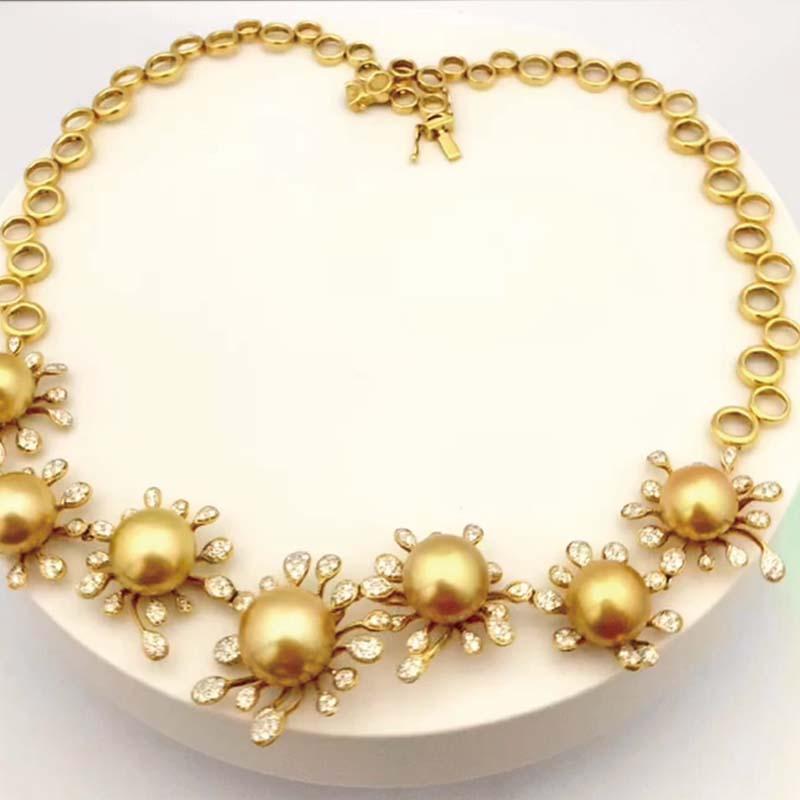 Collier Art déco en or jaune 18 carats, perles des mers du Sud dorées de 12-13 mm et diamants en vente 3