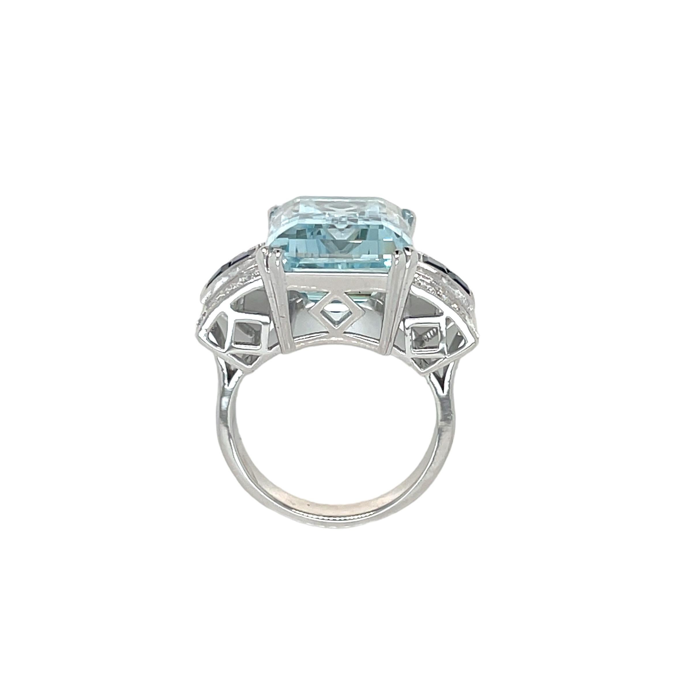 Art Deco 12 Carat Aquamarine Diamond Sapphire Gold Ring In Excellent Condition For Sale In Napoli, Italy