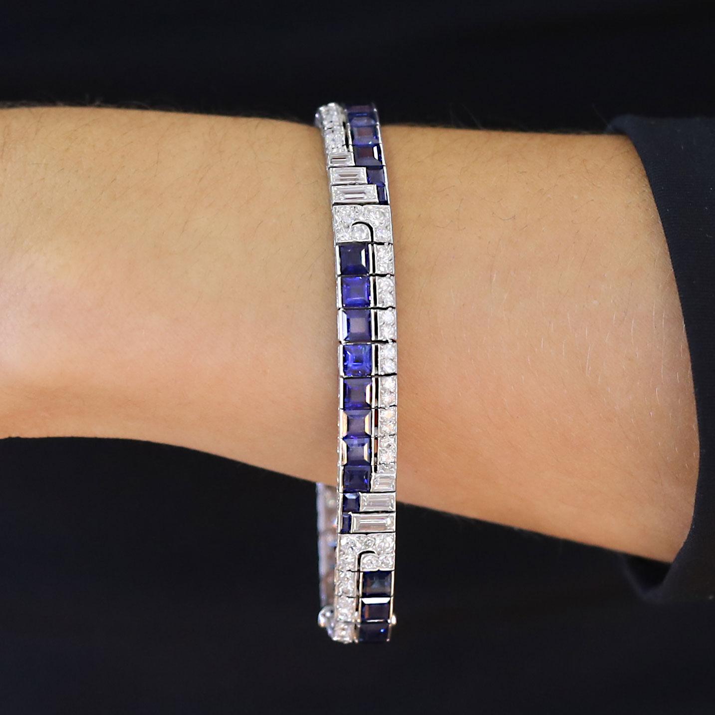 Ein einfach erhabenes Saphir- und Diamant-Armband im Art-Déco-Stil. In Anlehnung an die dramatische Architektur der 1920er Jahre erinnert dieses Meisterwerk aus Platin an die geometrische Skyline von New York City im Jazz-Zeitalter. 9 Karat