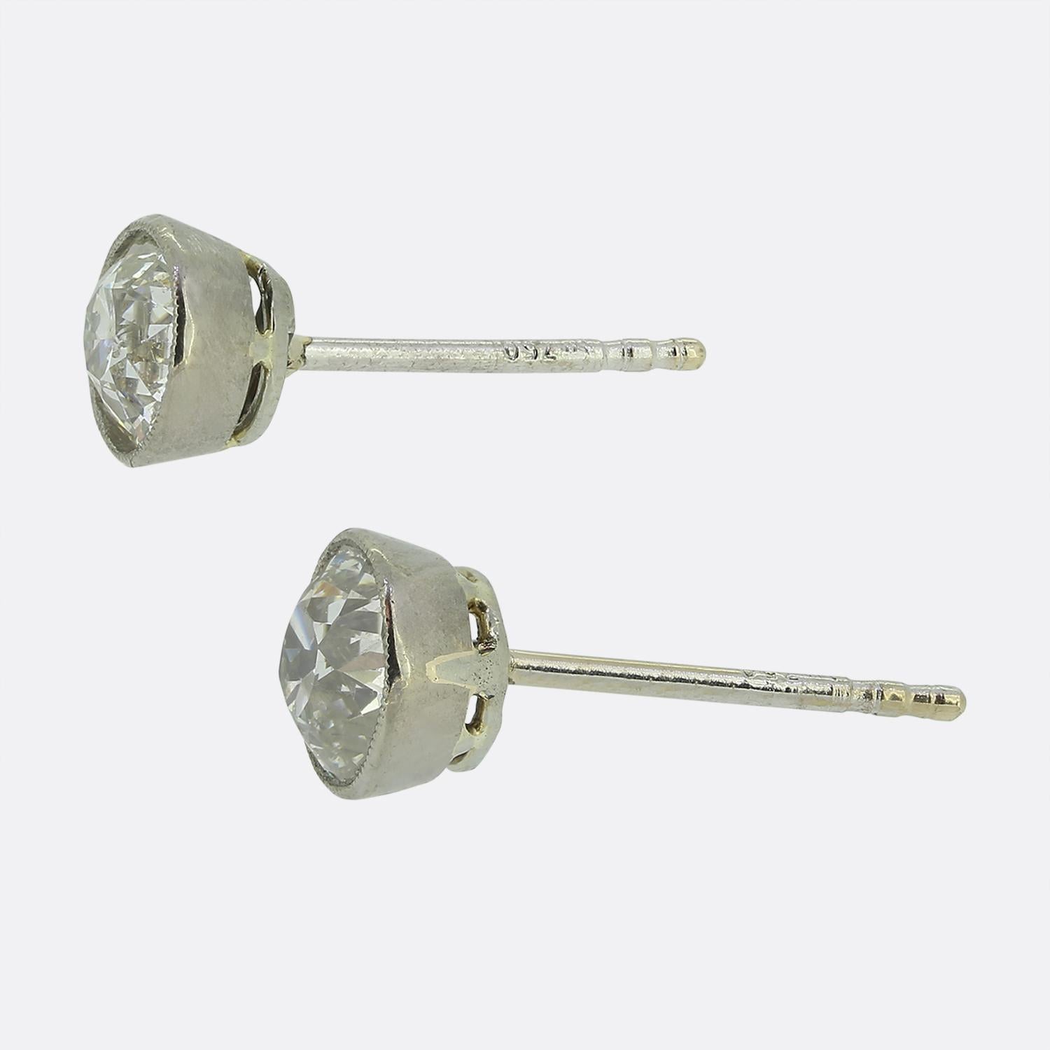 Condit: Usato (Molto Buono)
Peso: 1.2 grammi
Peso totale dei diamanti: Circa 1,20ct (0,60ct ciascuno)
Dettagli sul diamante: Circa. Colore: G, Chiarezza: SI
Chiusura: Farfalle
Marcato: 