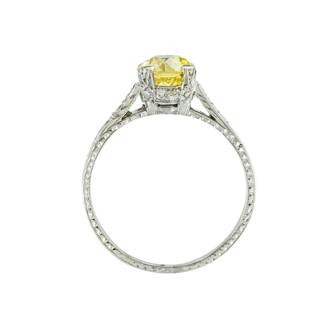 Verlobungsring aus Platin mit 1.20 Karat gelbem Fancy-Diamant im Art déco-Stil im Zustand „Gut“ im Angebot in Los Angeles, CA