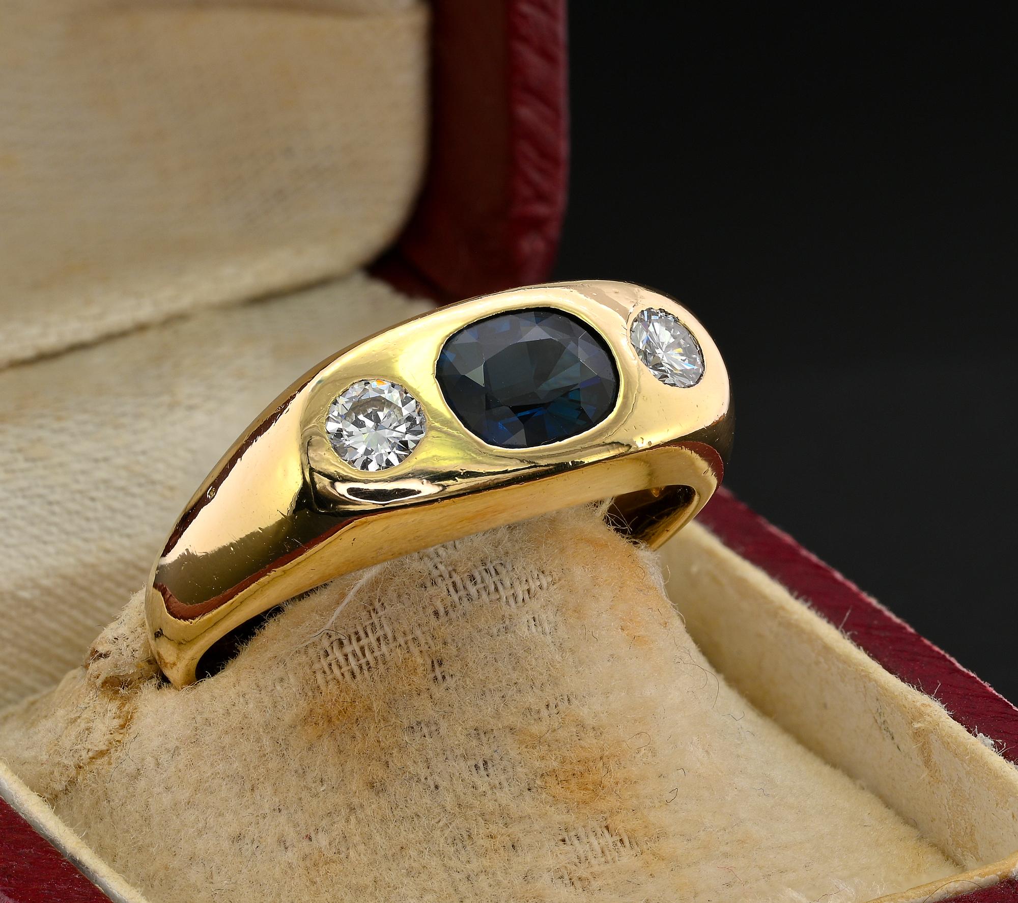 Art Deco 1.20 Ct Natural Sapphire .40 Ct Diamond Three Stone Gent 18 KT Ring Bon état - En vente à Napoli, IT
