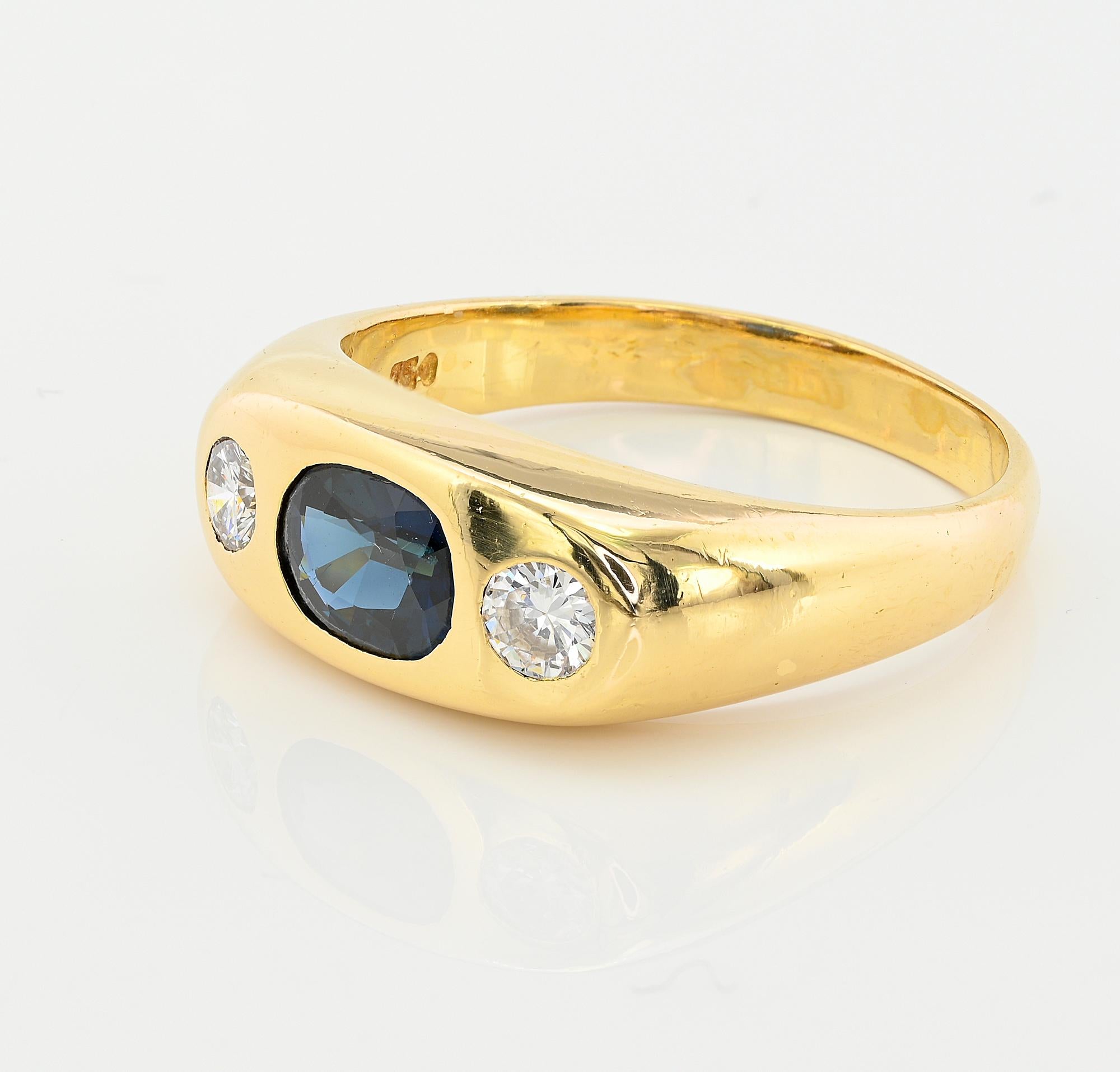 Art Deco 1.20 Ct Natural Sapphire .40 Ct Diamond Three Stone Gent 18 KT Ring Unisexe en vente